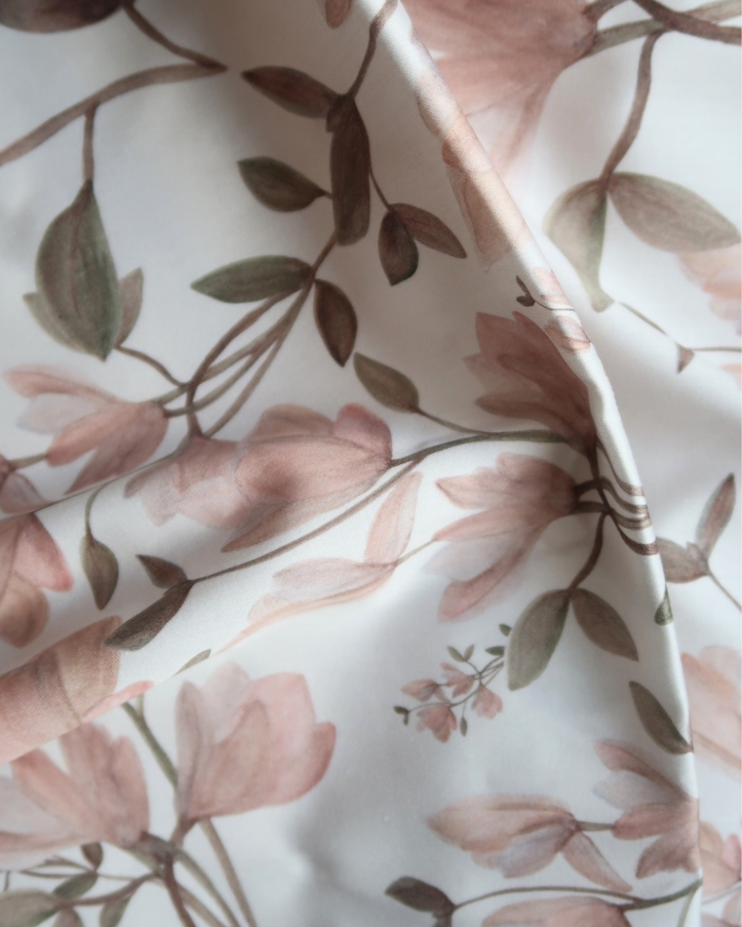 Tissu satin de coton Magnolias fond blanc cassé