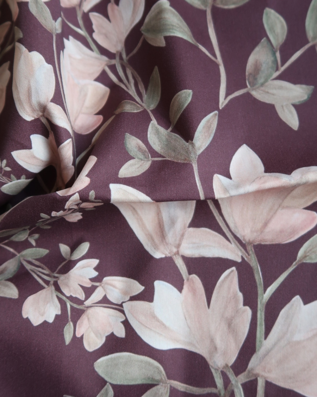 Tissu satin de coton Magnolias fond bordeaux
