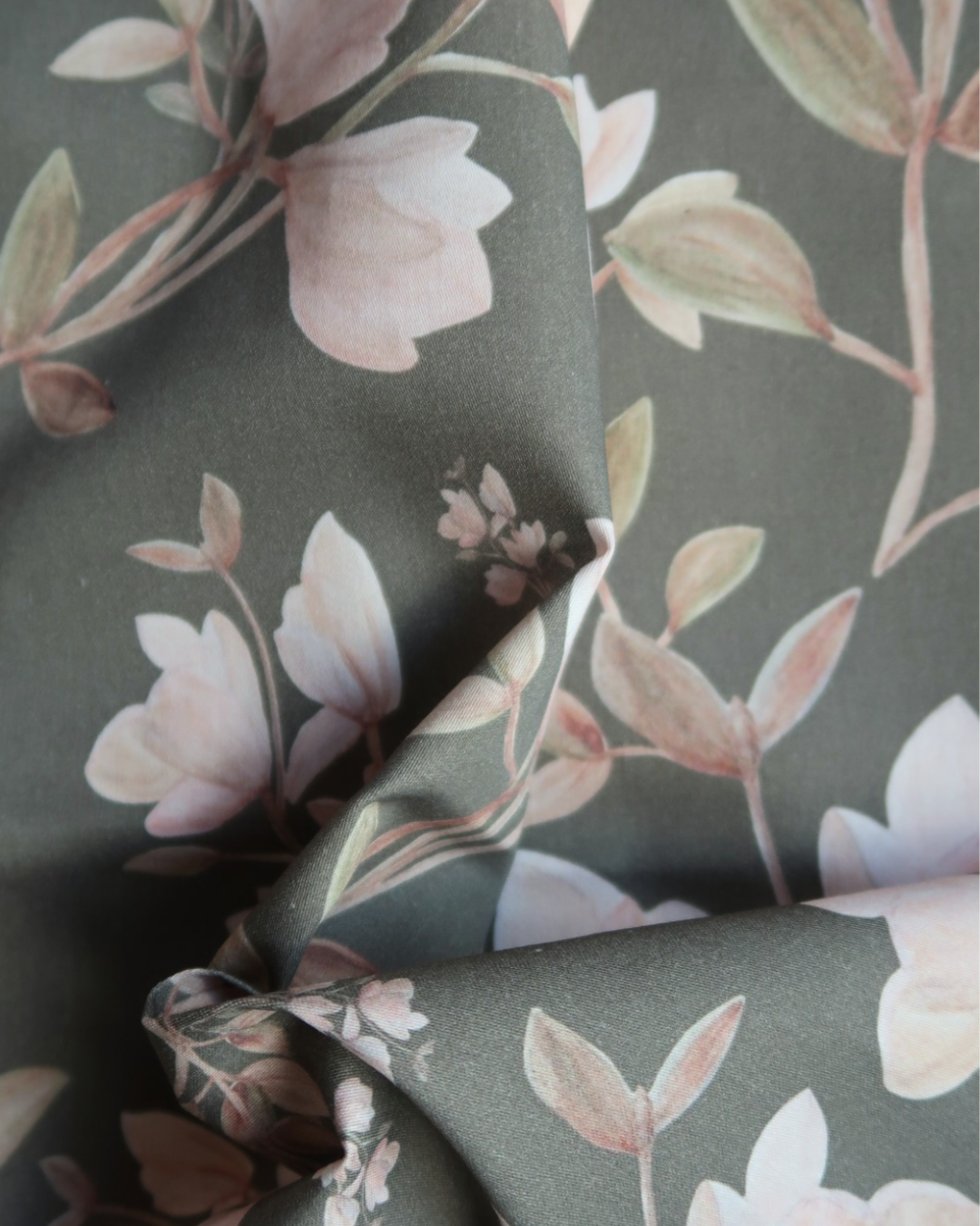 Tissu satin de coton Magnolias fond kaki