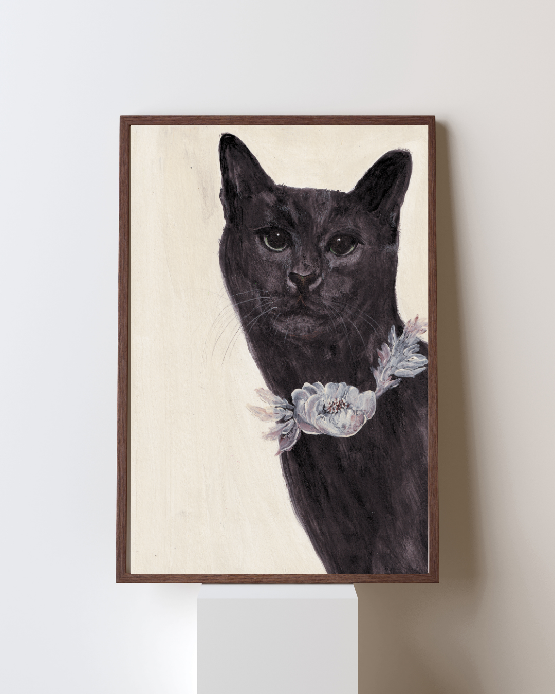 Chat noir et sa couronne de pavots