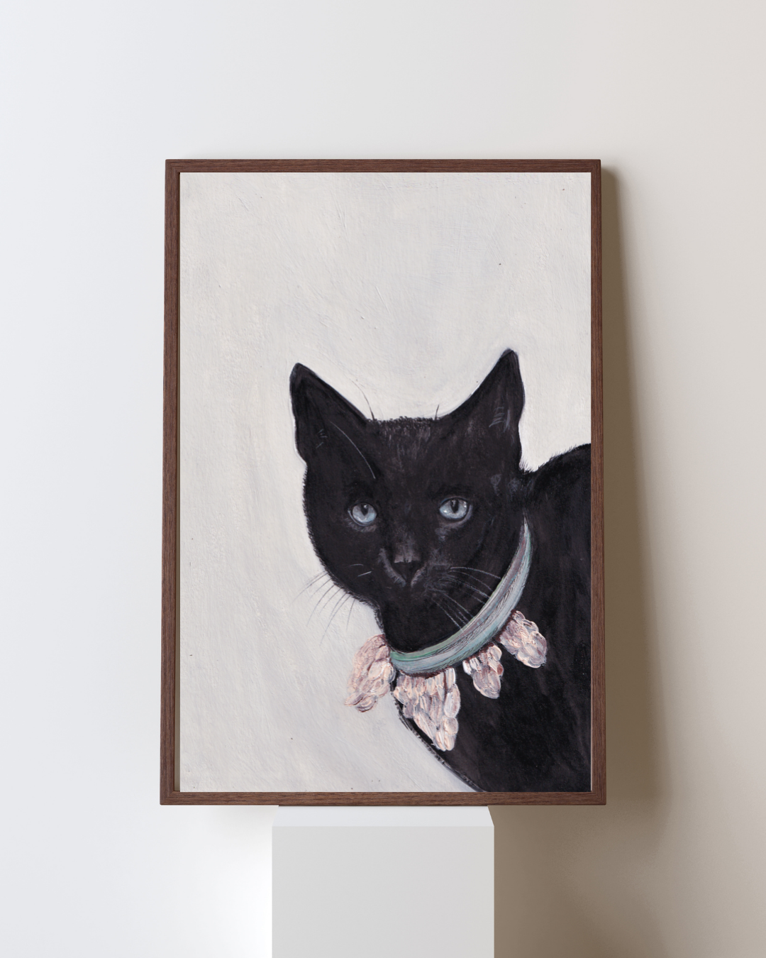 Chat noir et sa couronne de pommes de pin
