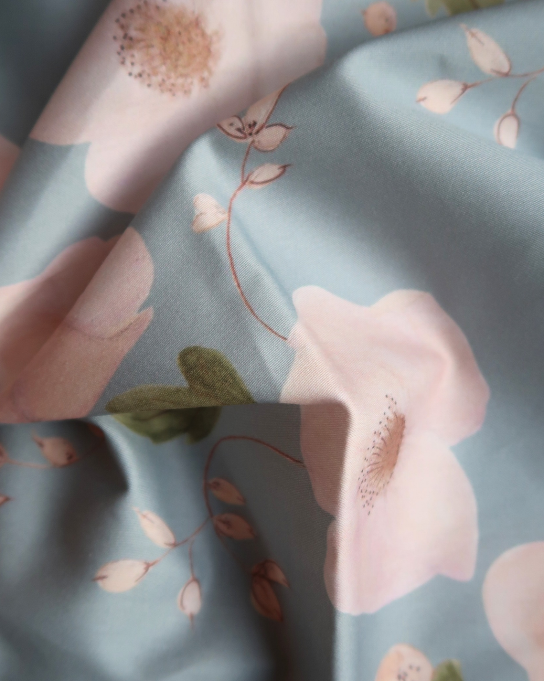 Tissu satin de coton Capucines fond bleu ciel