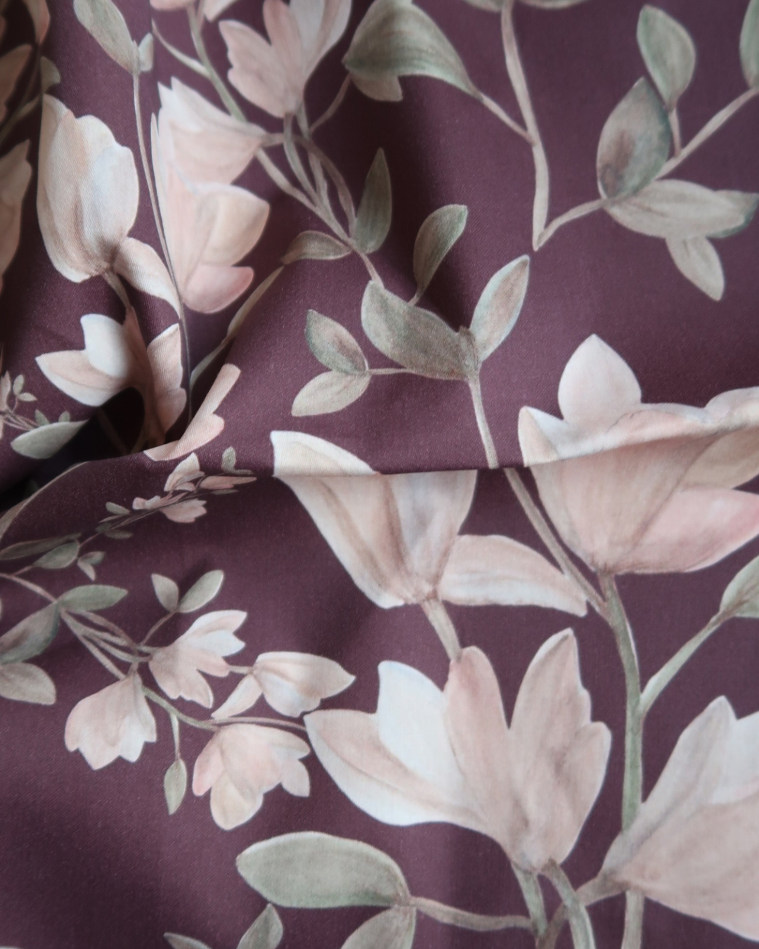 Tissu coton Magnolias fond bordeaux