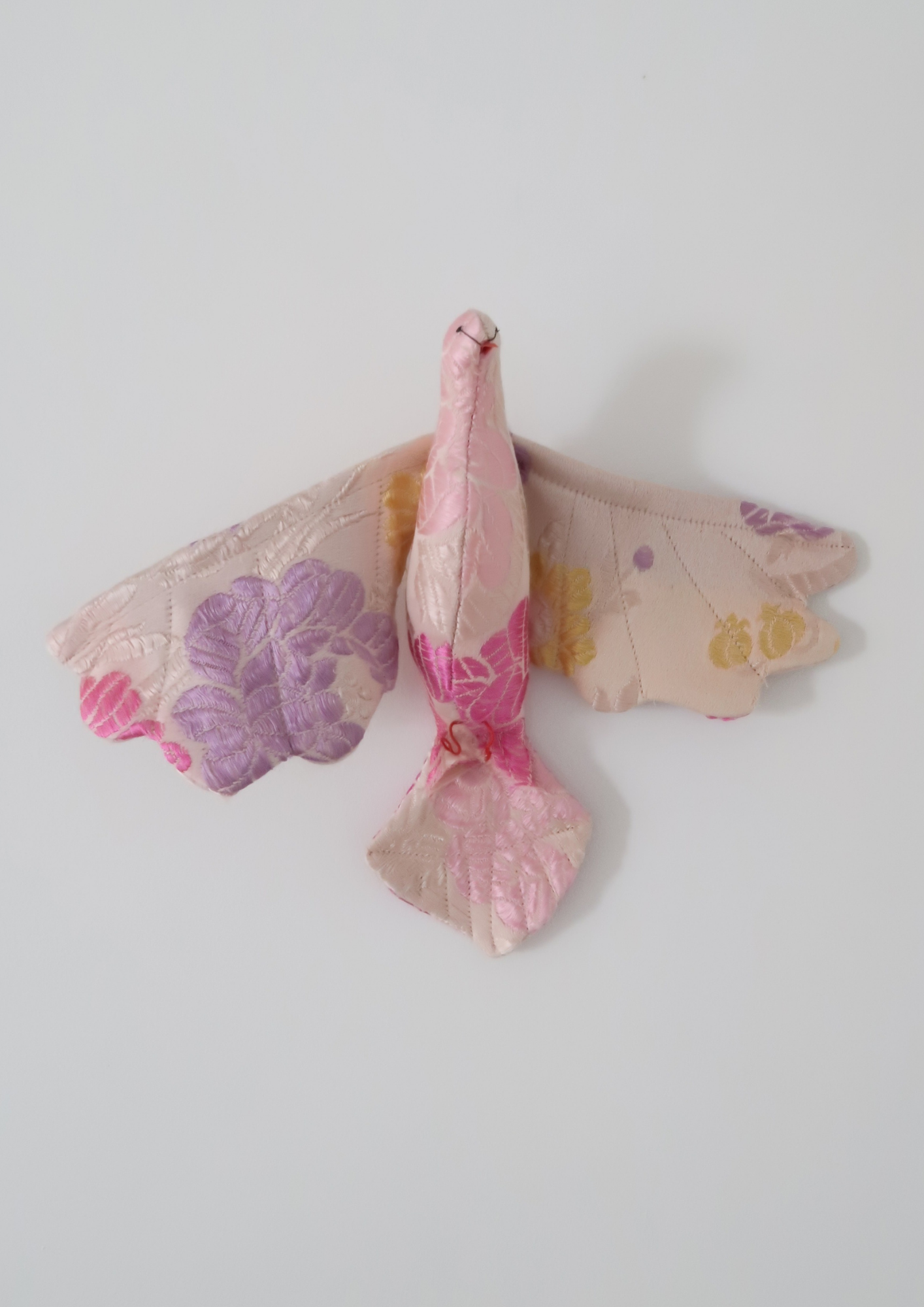 La petite colombe Fleurs de soie brodées