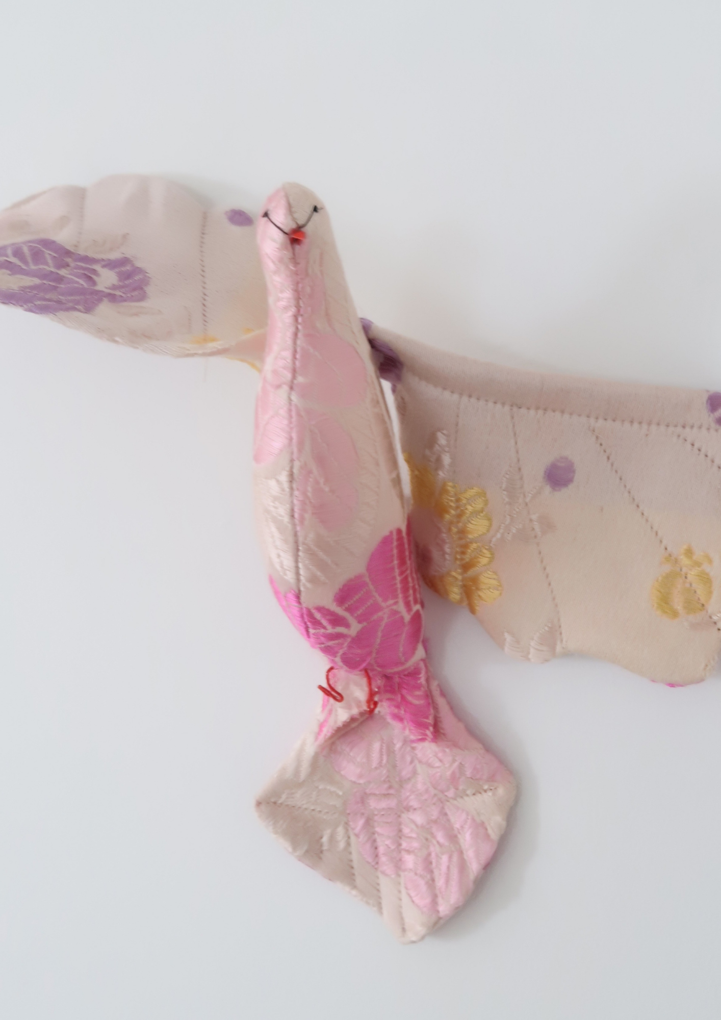 La petite colombe Fleurs de soie brodées