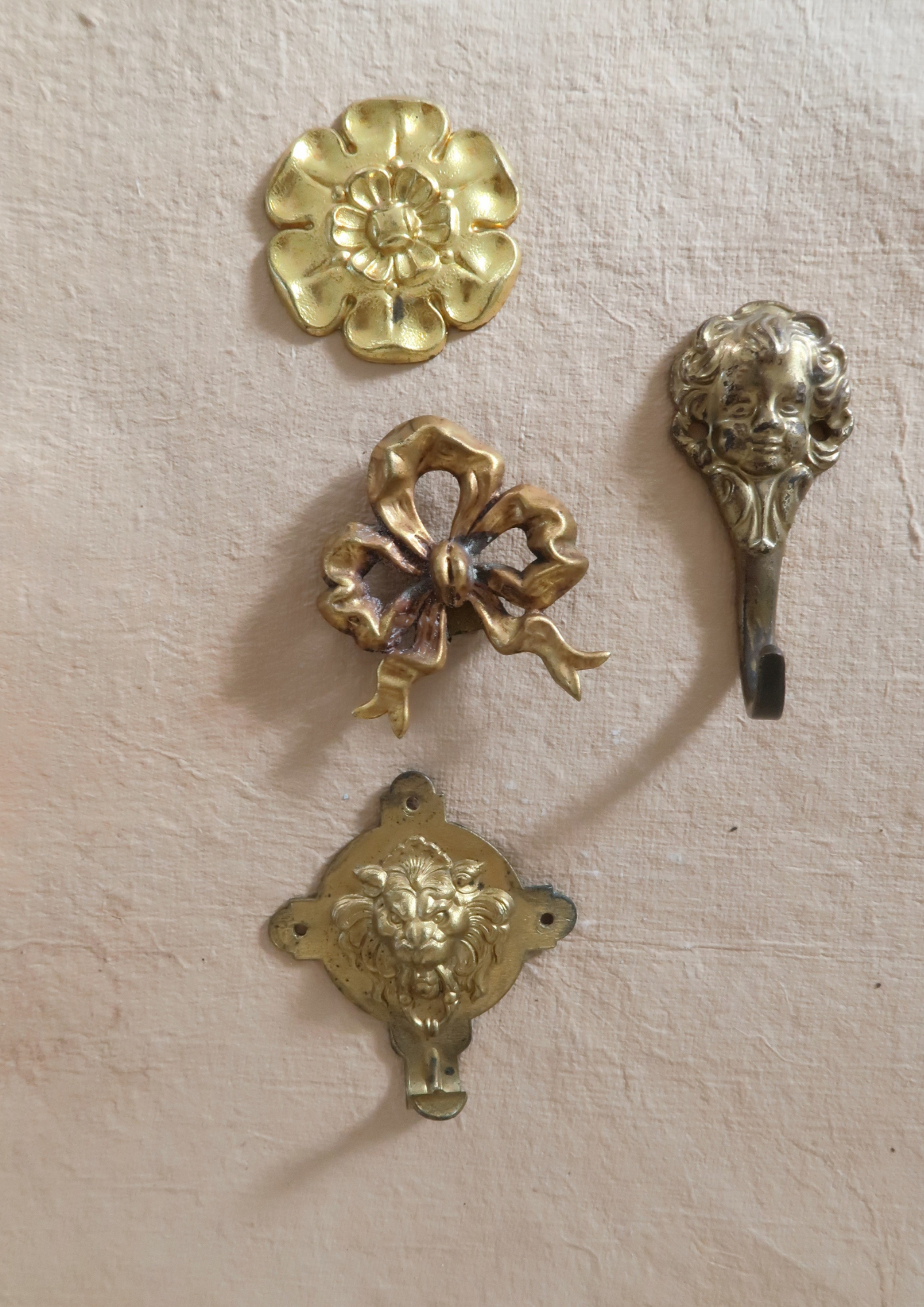 Caches clous anciens