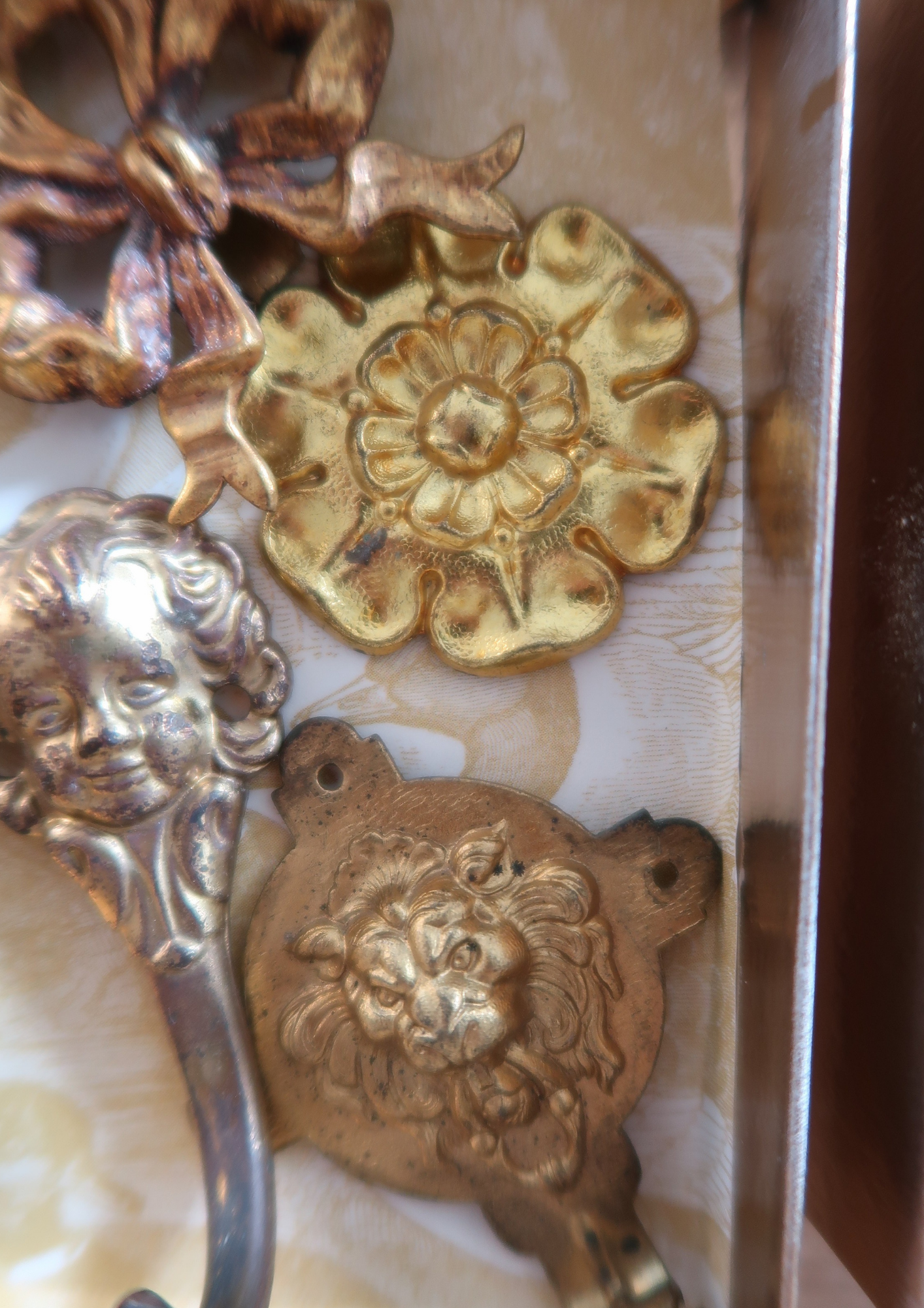 Caches clous anciens