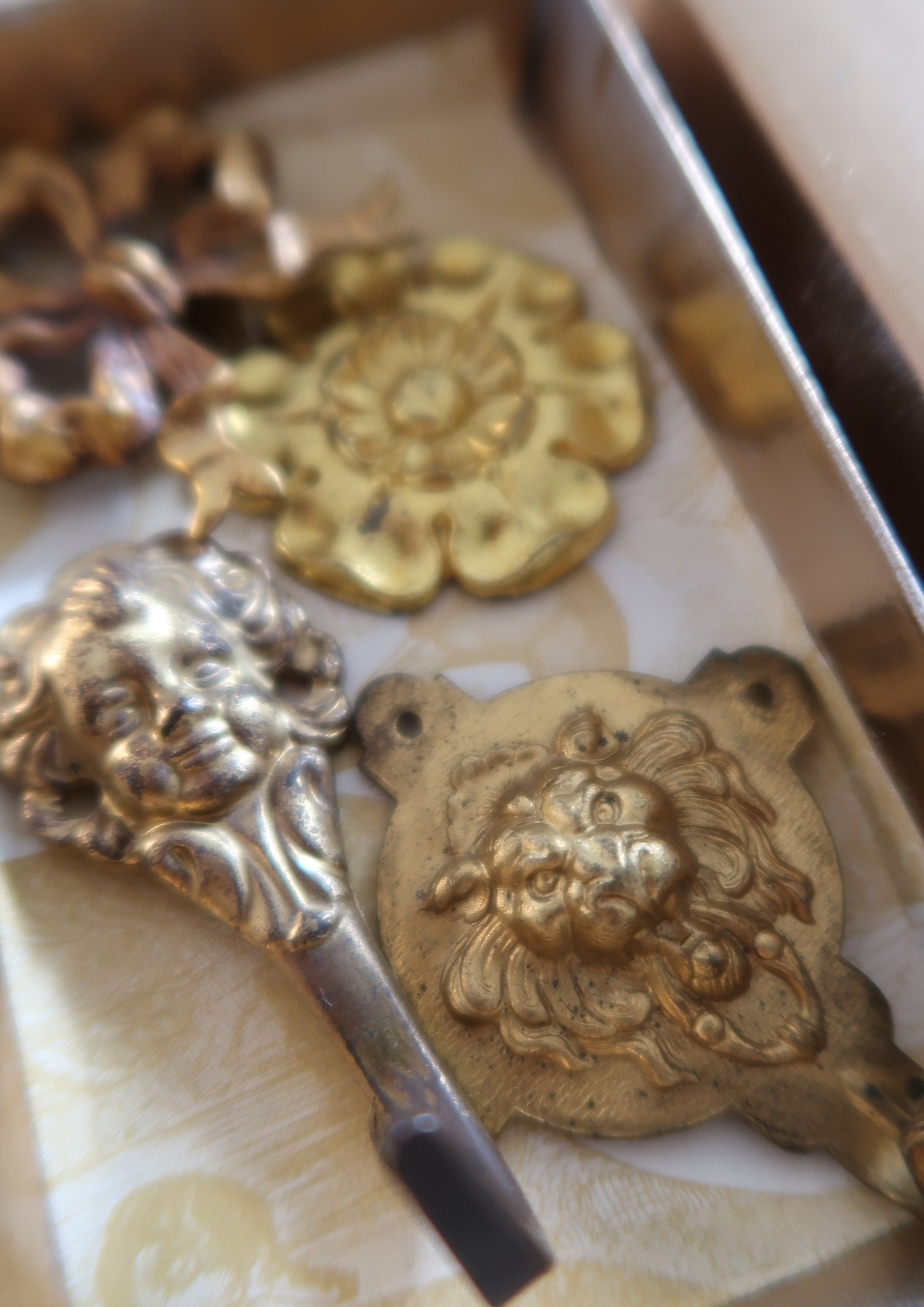 Caches clous anciens