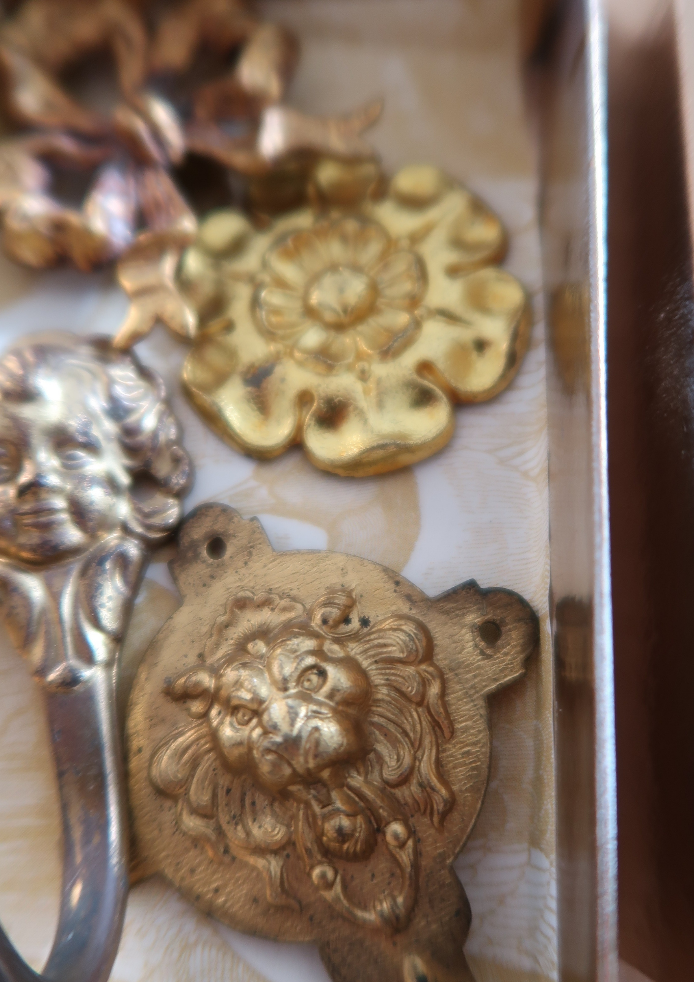 Caches clous anciens