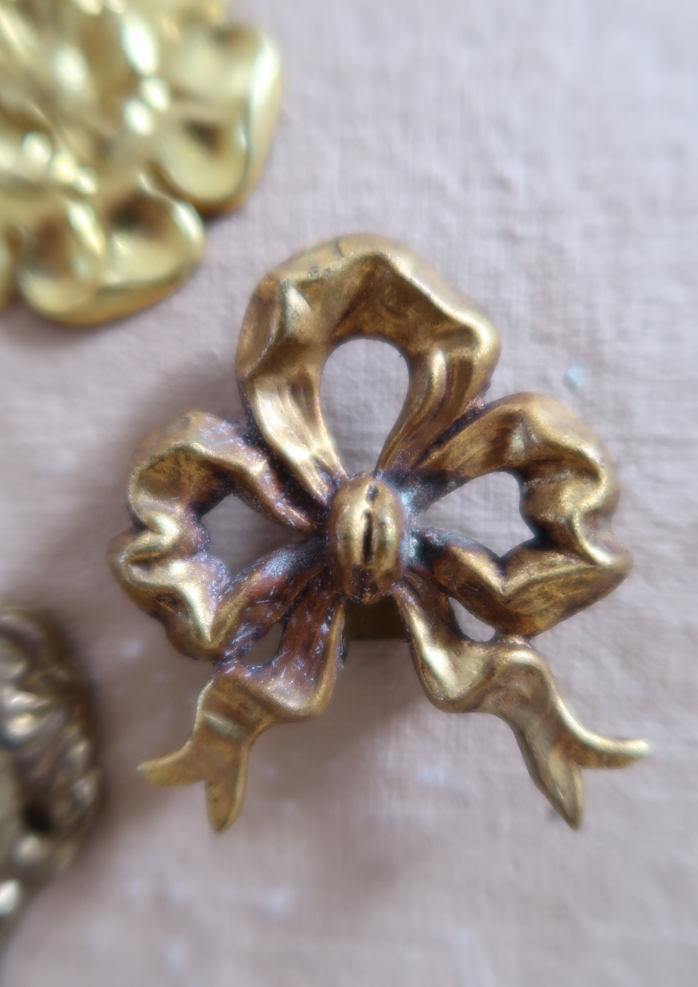 Caches clous anciens