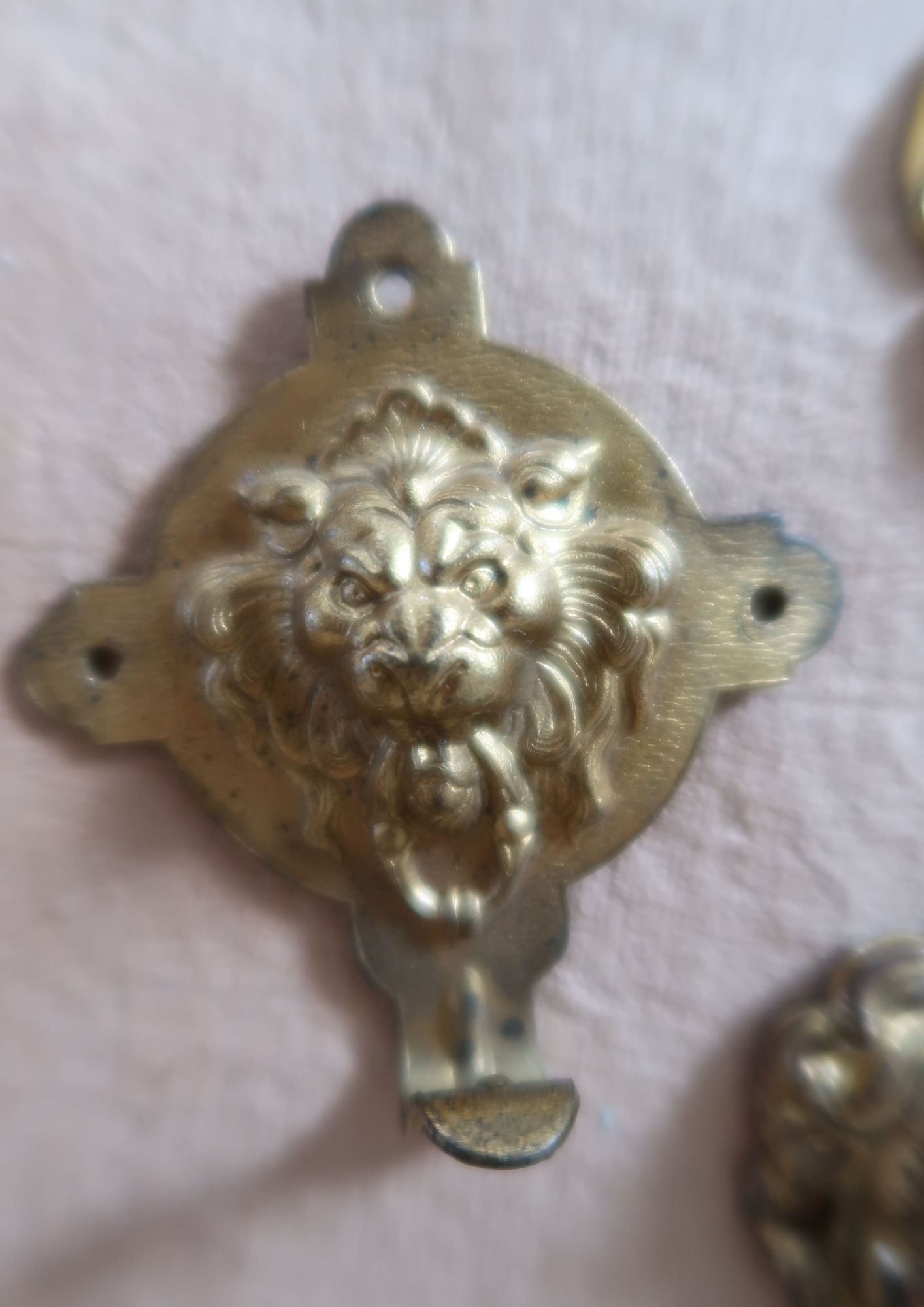 Caches clous anciens