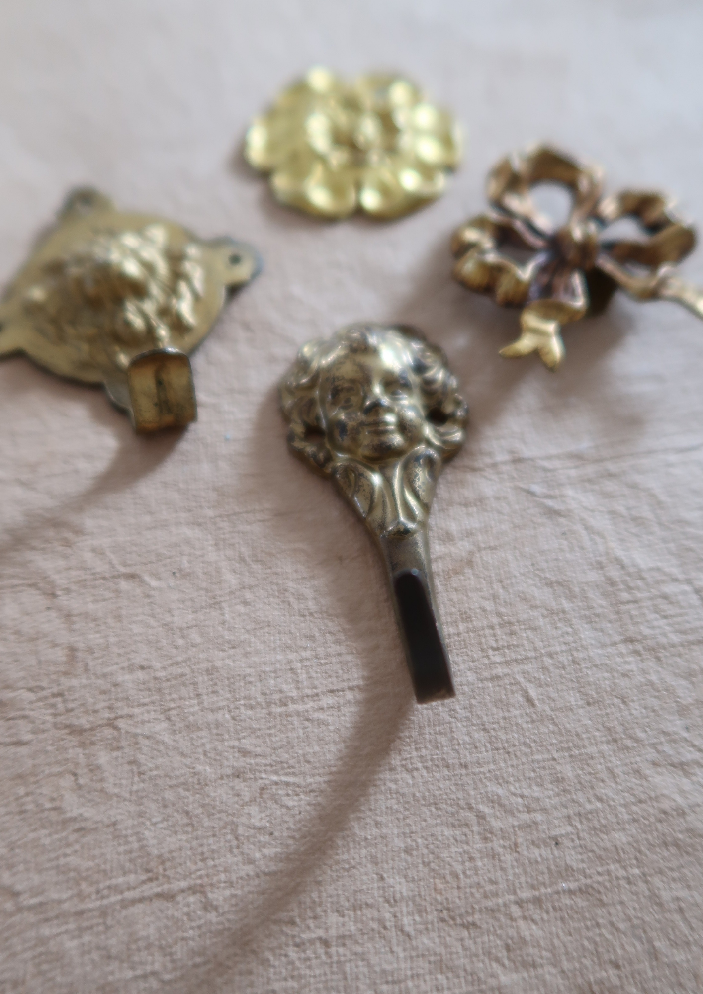 Caches clous anciens