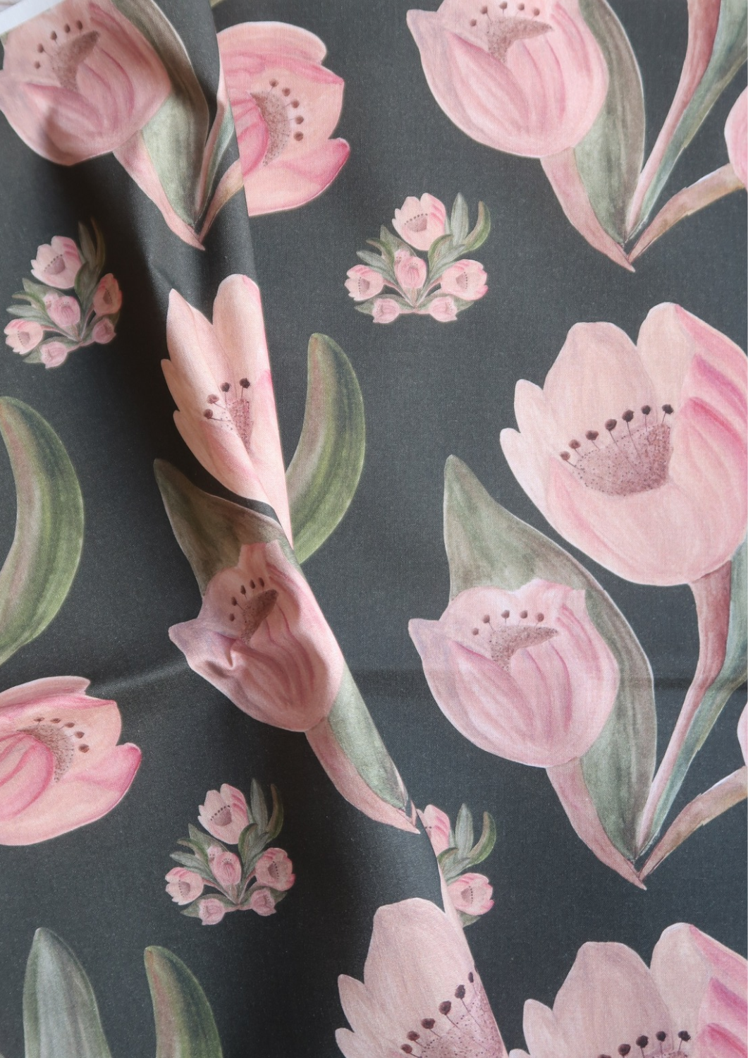 Tissu satin de coton Tulipes vieux rose fond vert sapin foncé