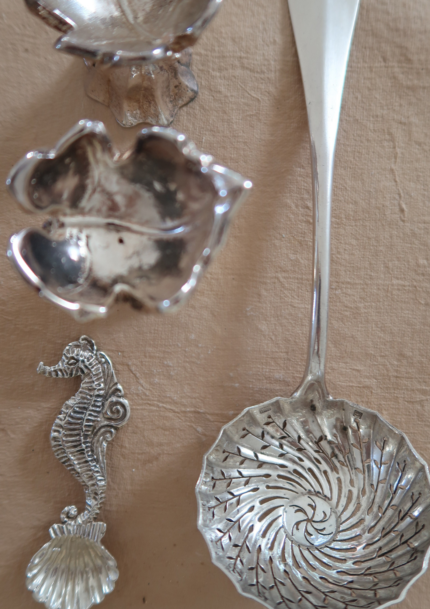 Ancienne cuillère à saupoudrer en argent