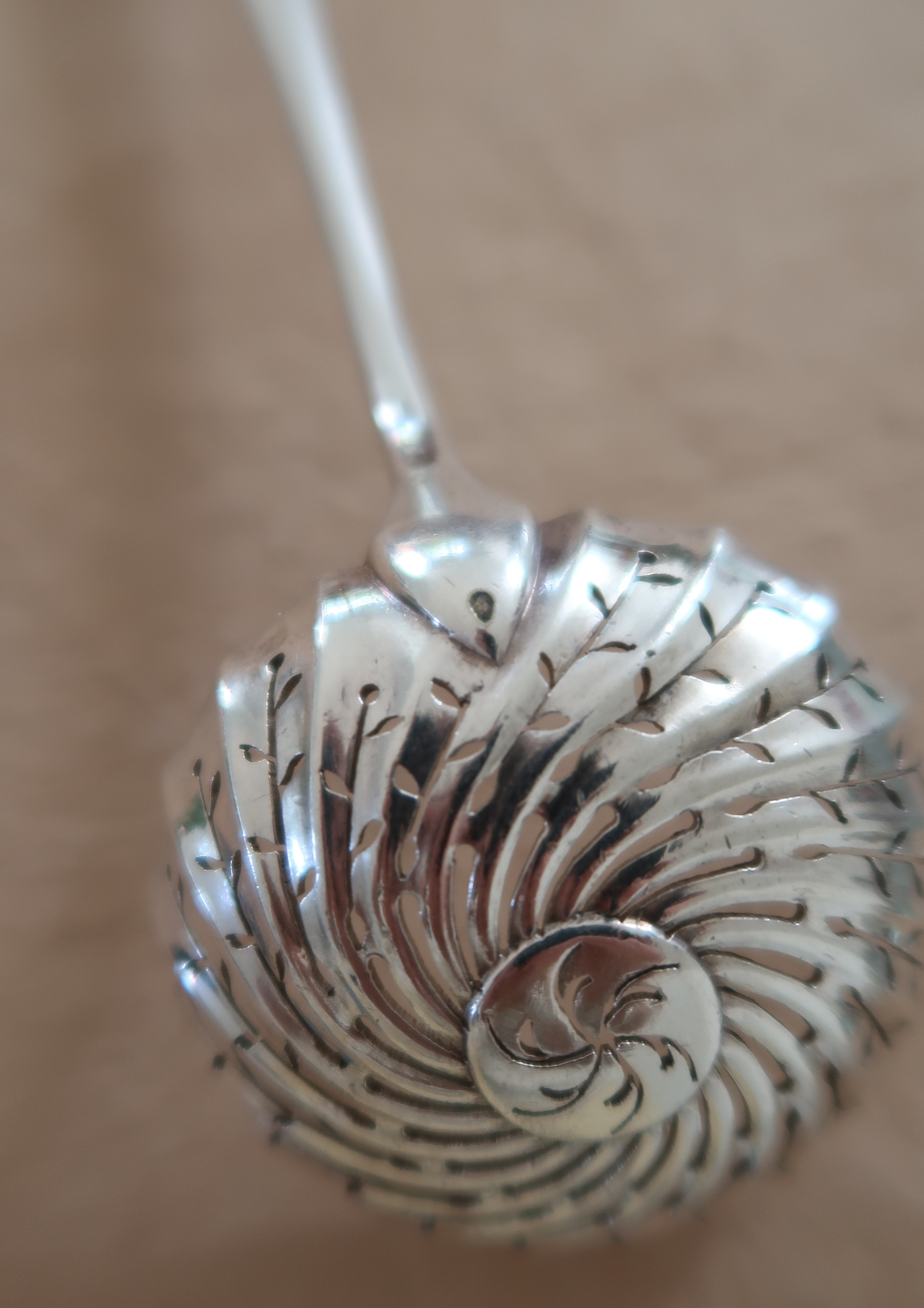 Ancienne cuillère à saupoudrer en argent