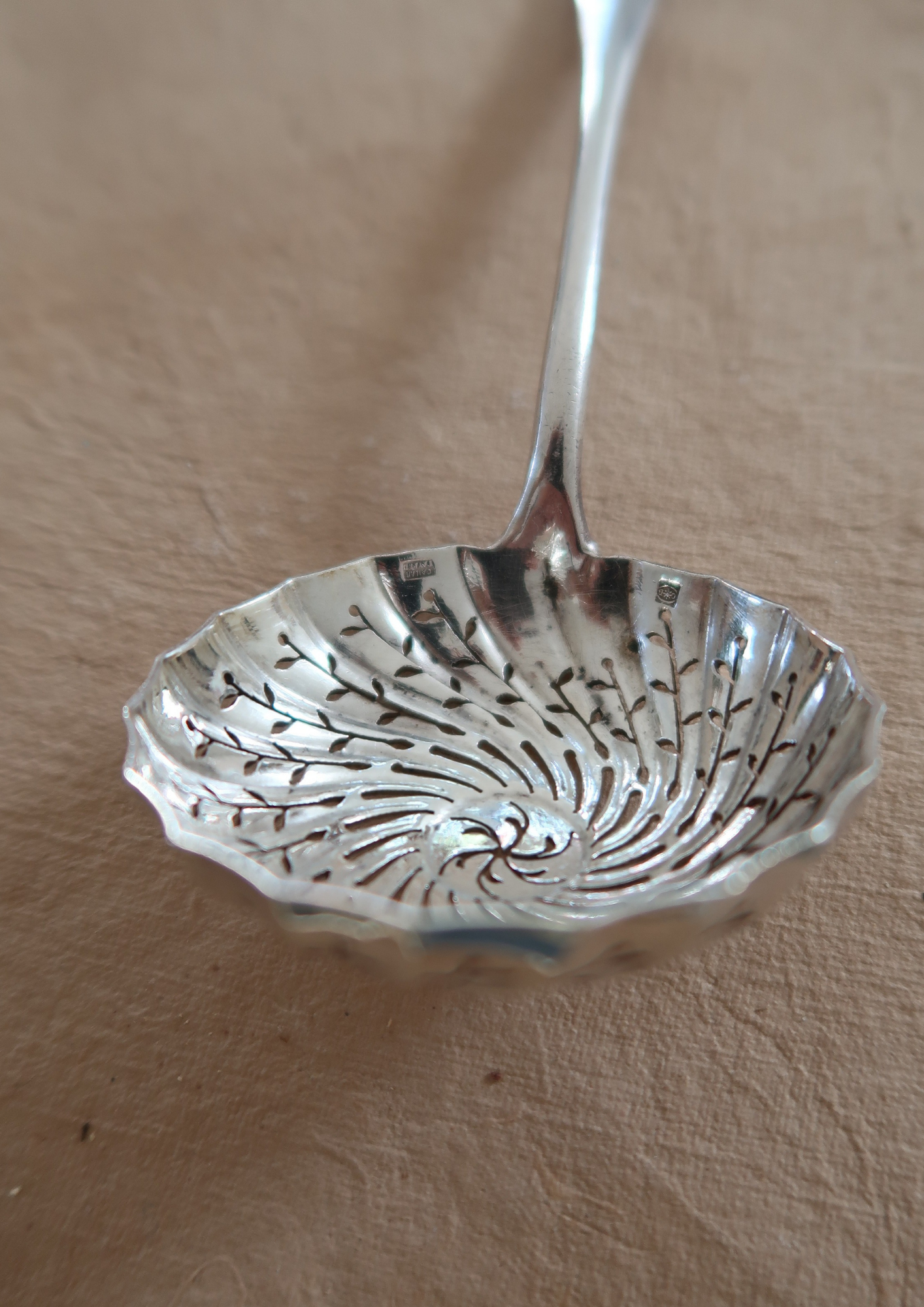 Ancienne cuillère à saupoudrer en argent