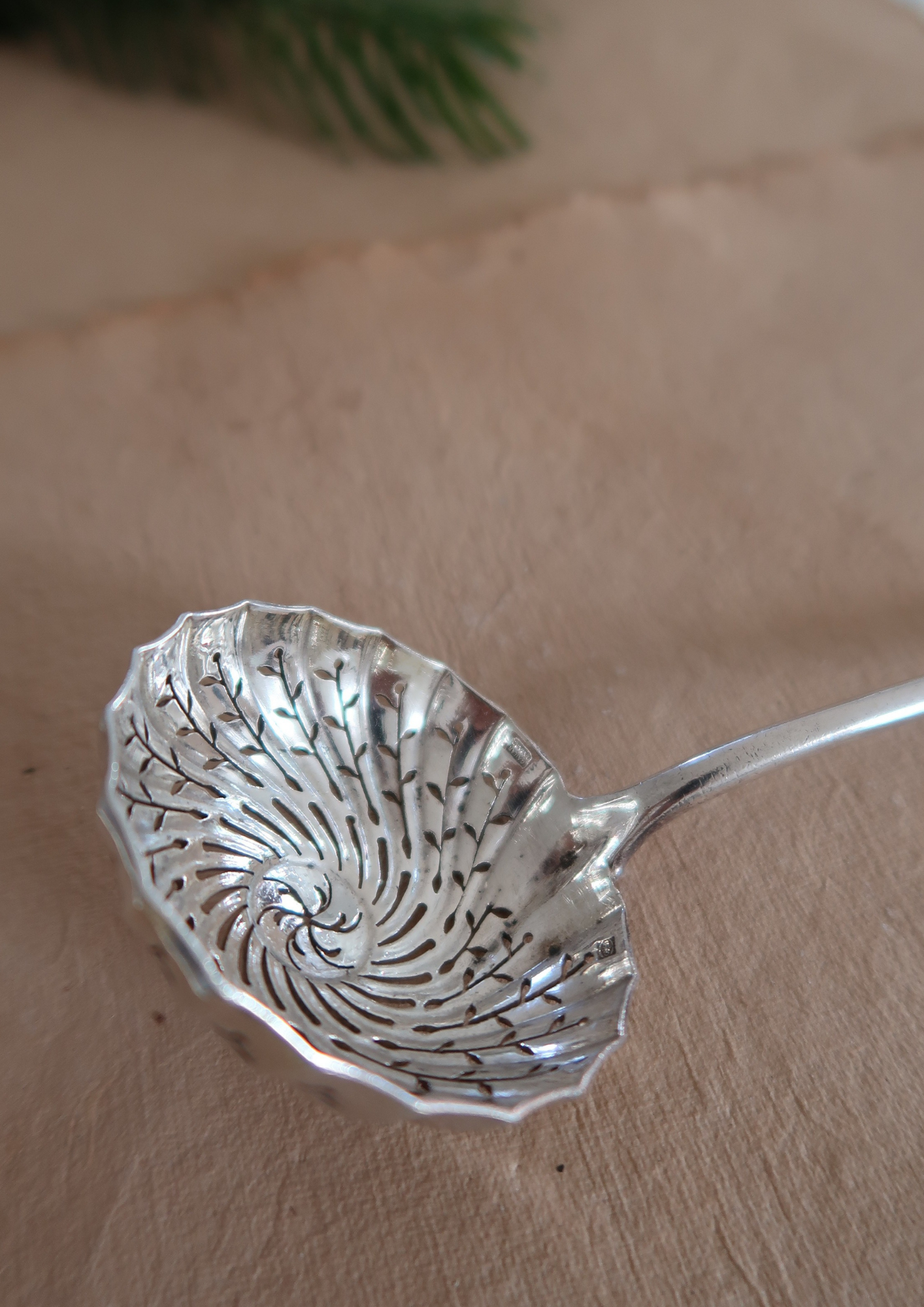 Ancienne cuillère à saupoudrer en argent