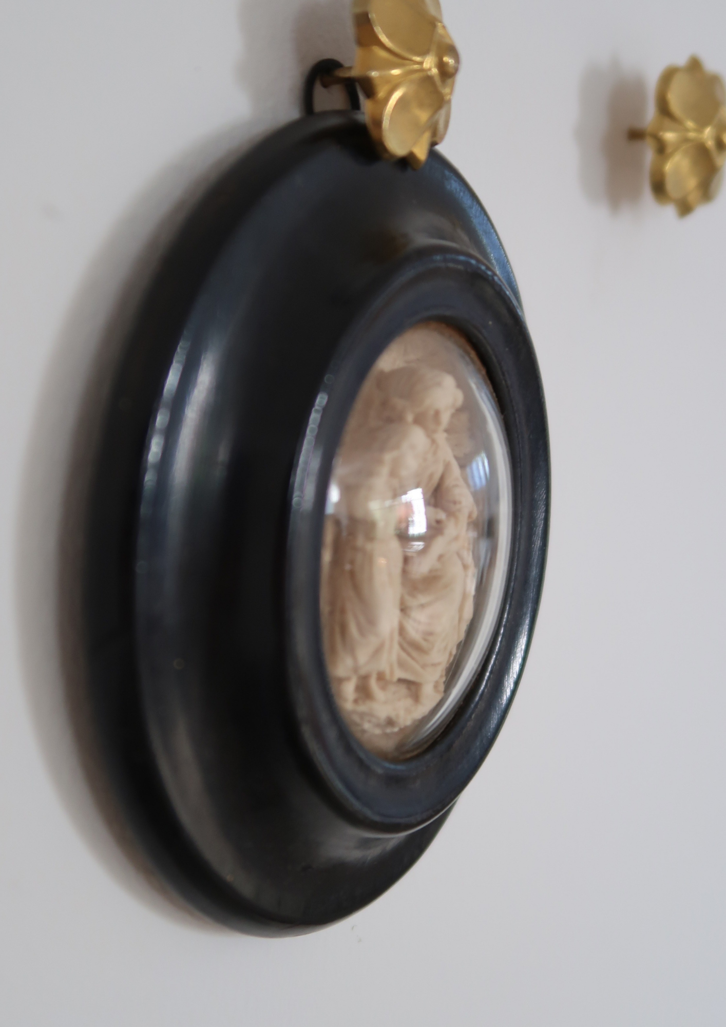 Ancien reliquaire sculpté et cadre Napoléon