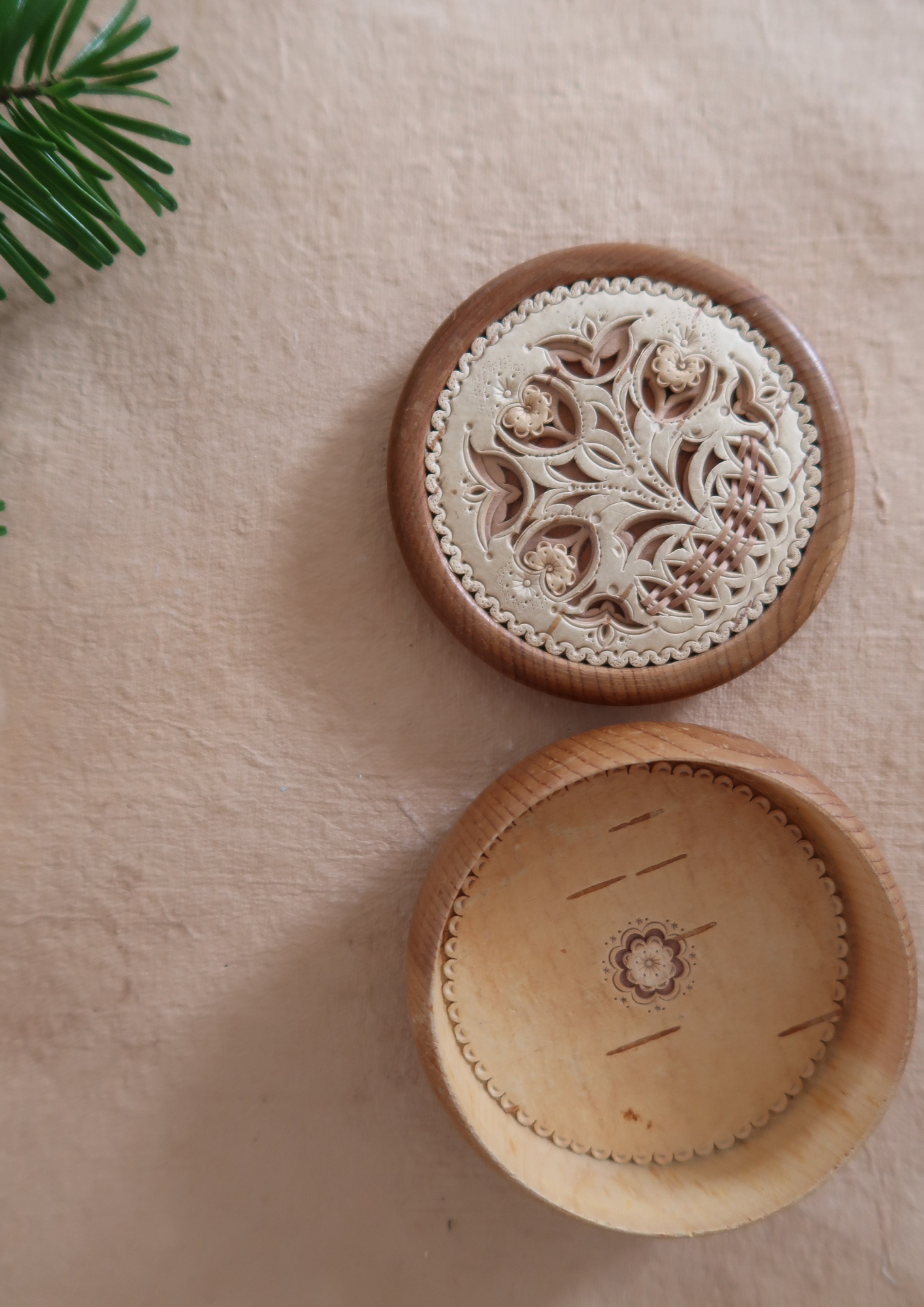 Boîte ancienne en bois sculptée