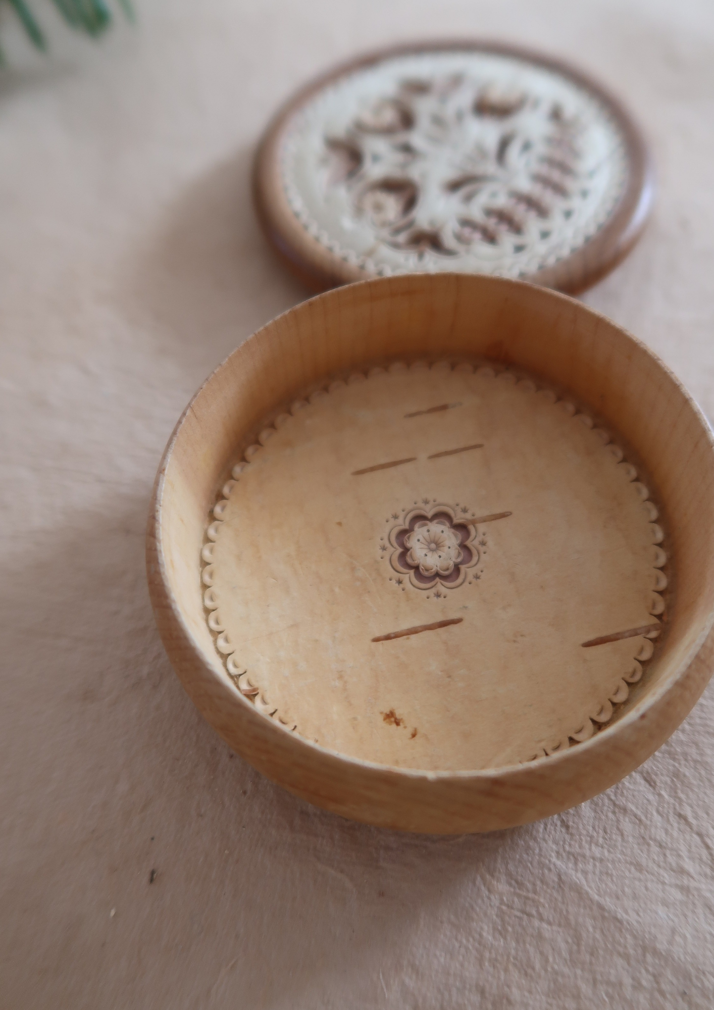 Boîte ancienne en bois sculptée