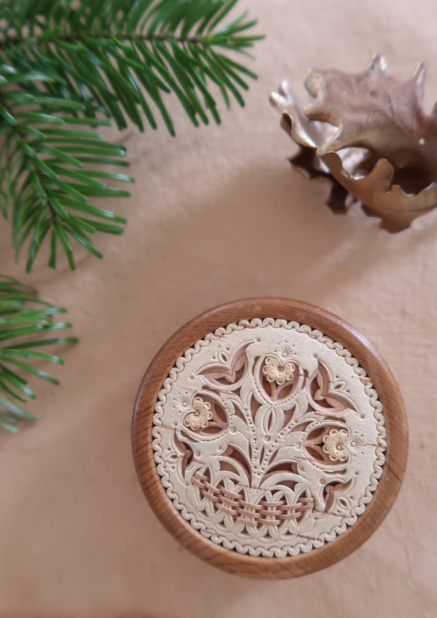 Boîte ancienne en bois sculptée