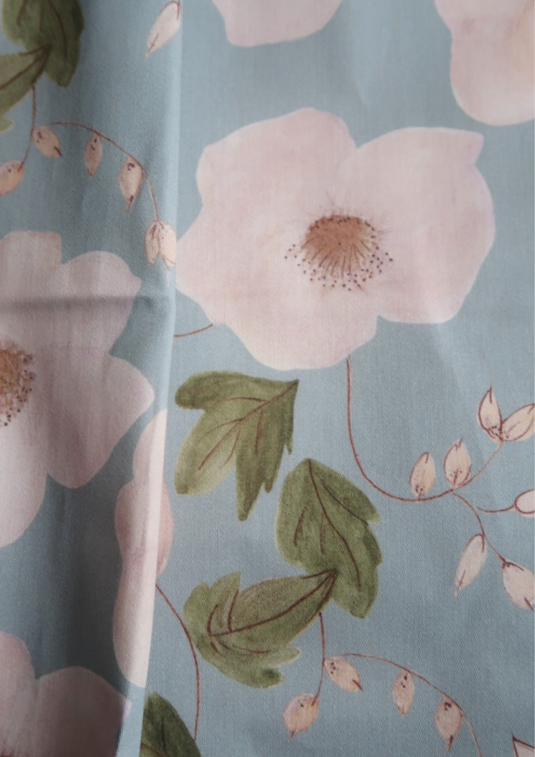 Tissu satin de coton Capucines fond bleu ciel