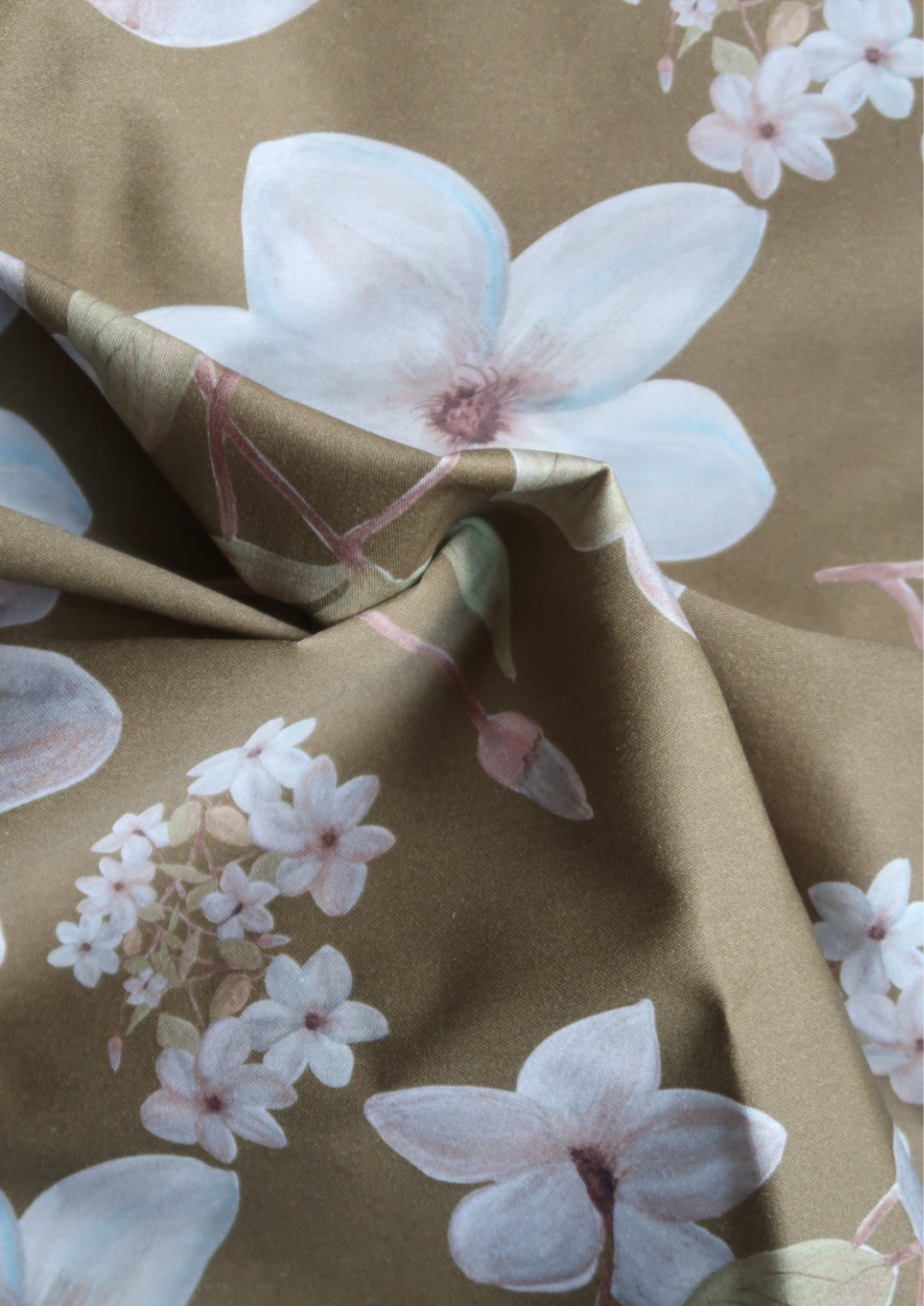 Tissu satin de coton Fleurs bleues fond mordoré
