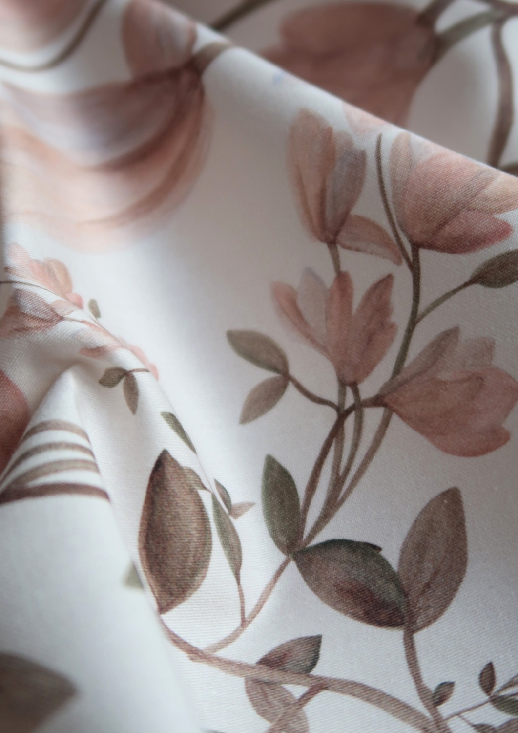 Tissu satin de coton Magnolias fond blanc cassé