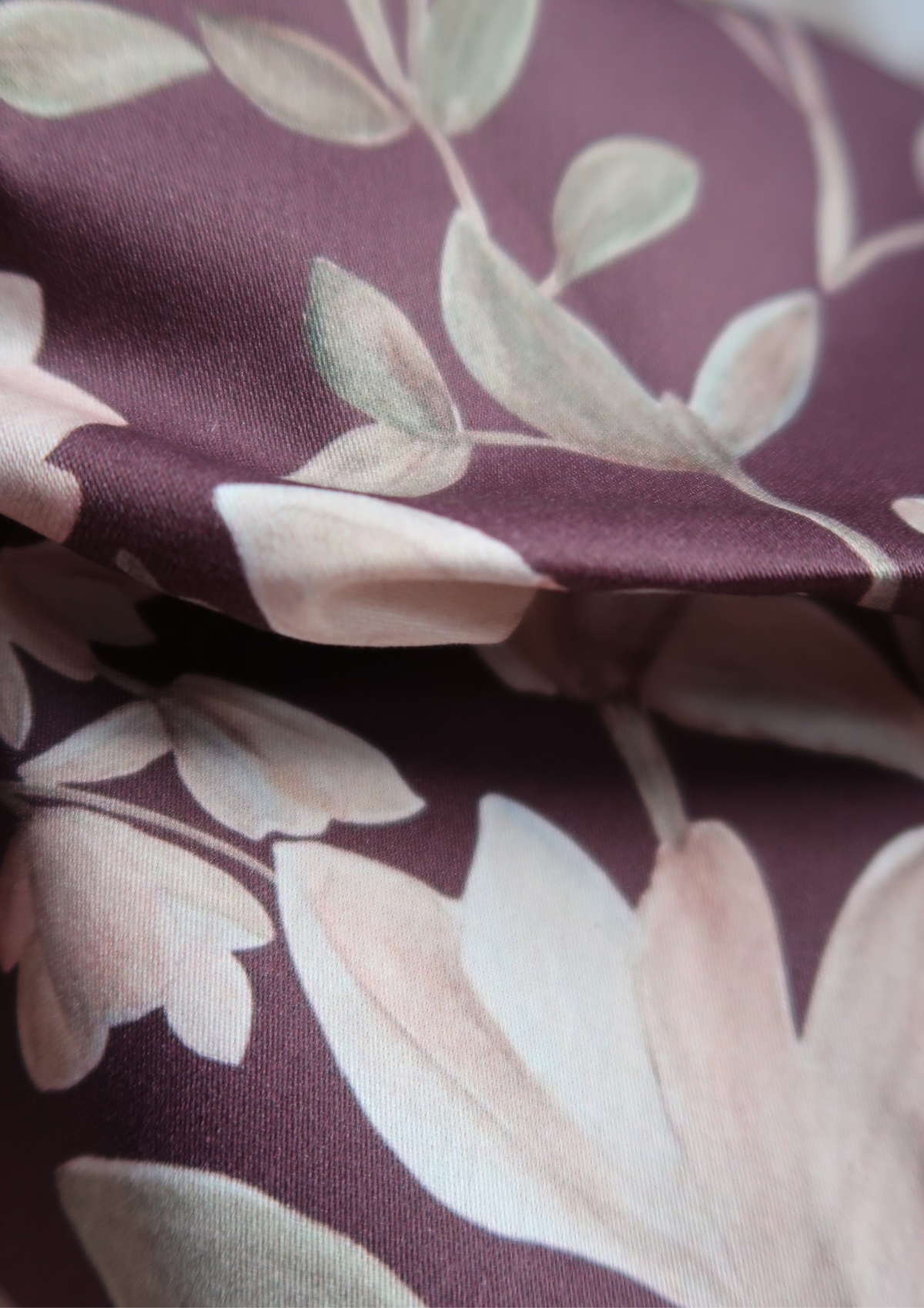 Tissu satin de coton Magnolias fond bordeaux