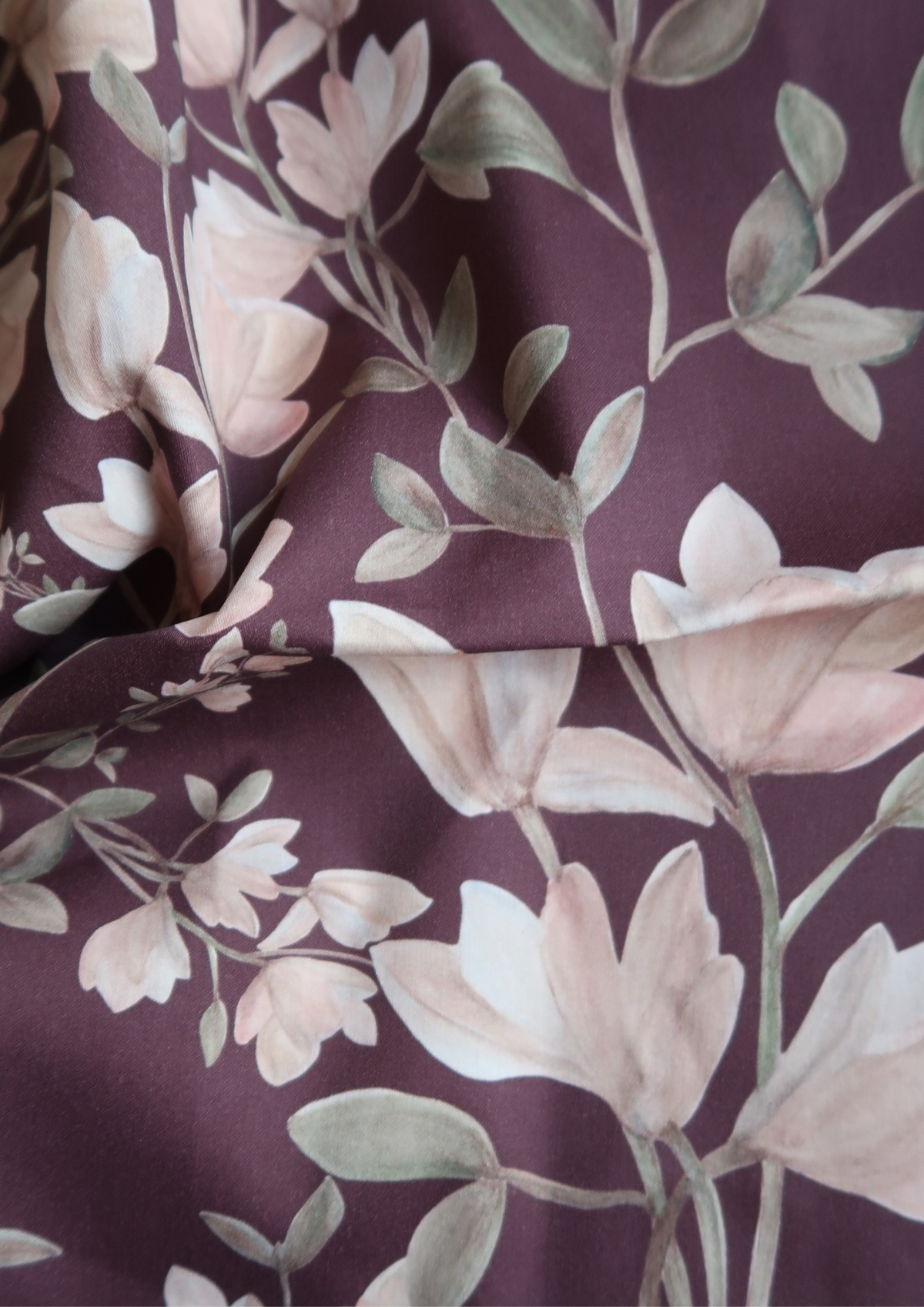 Tissu satin de coton Magnolias fond bordeaux