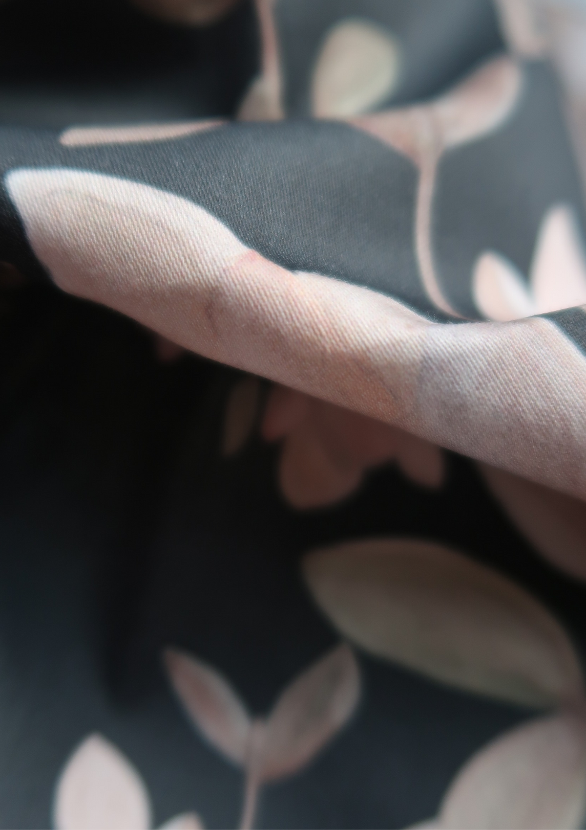 Tissu satin de coton Magnolias fond noir