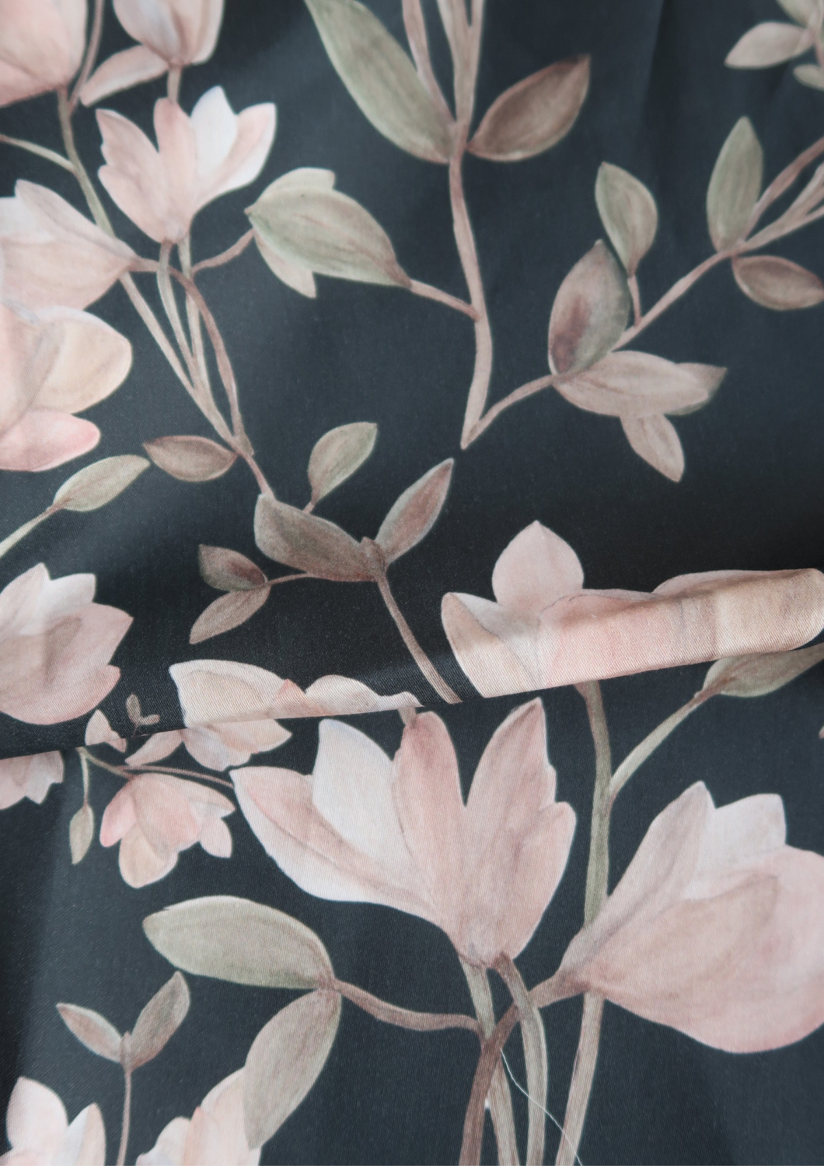 Tissu satin de coton Magnolias fond noir