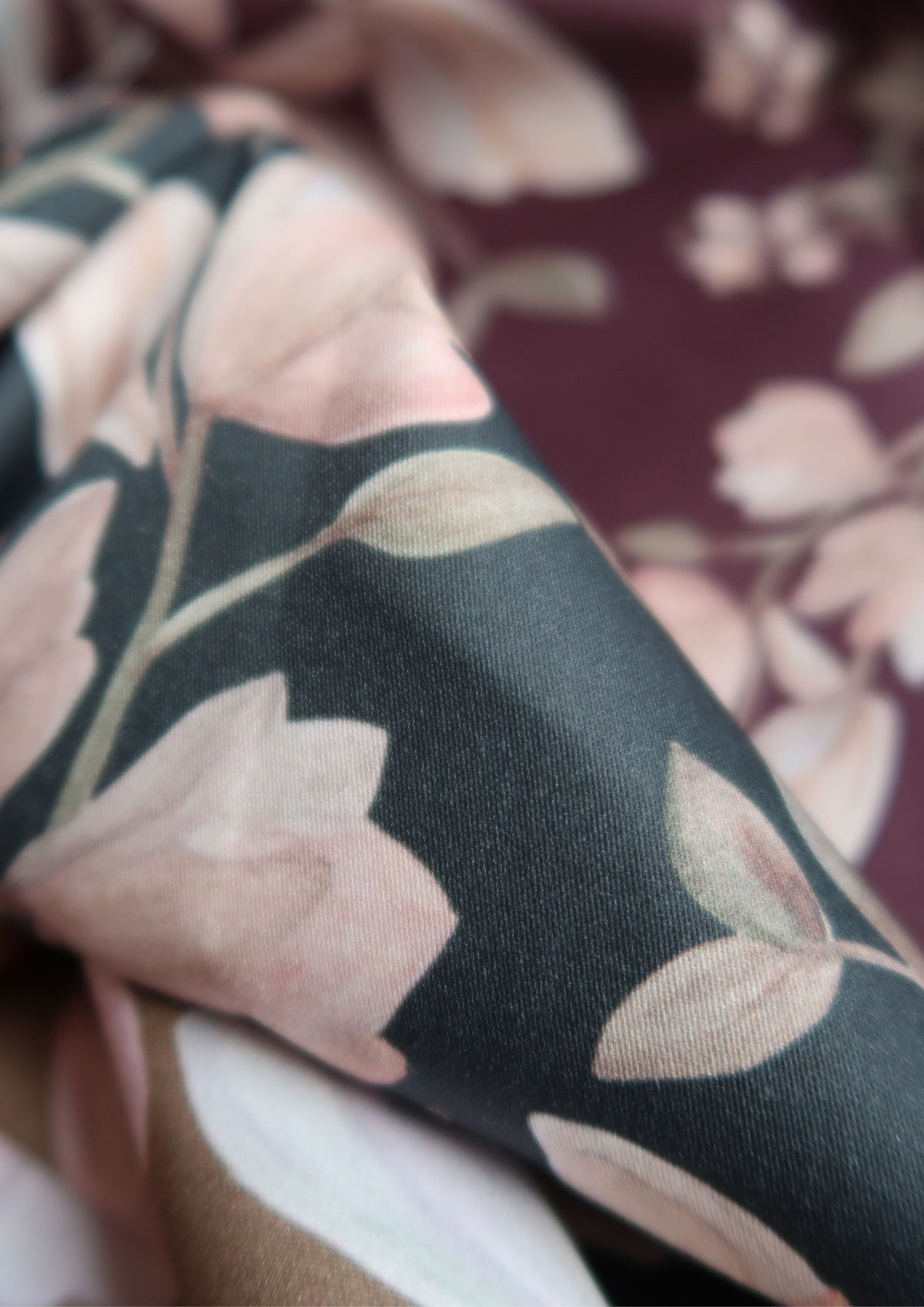 Tissu satin de coton Magnolias fond noir