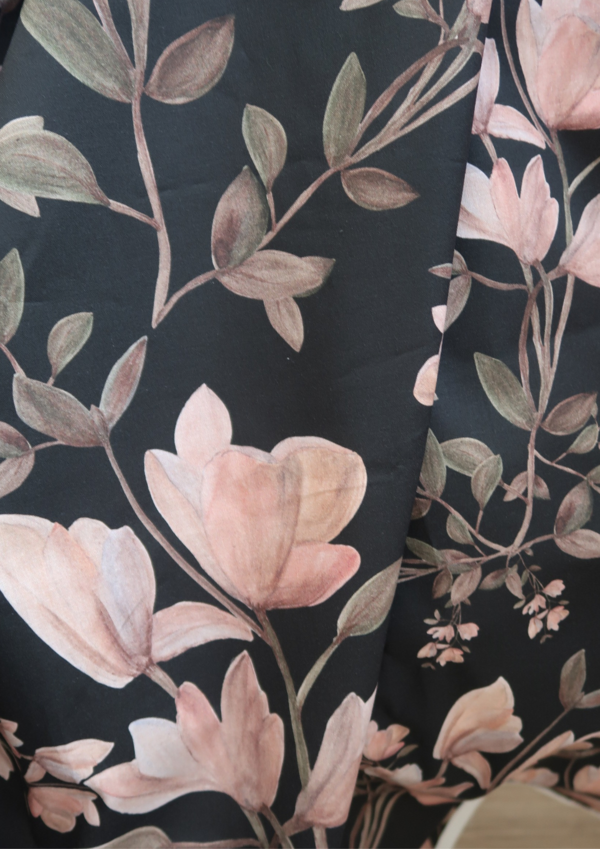Tissu cretonne Magnolias sur fond noir