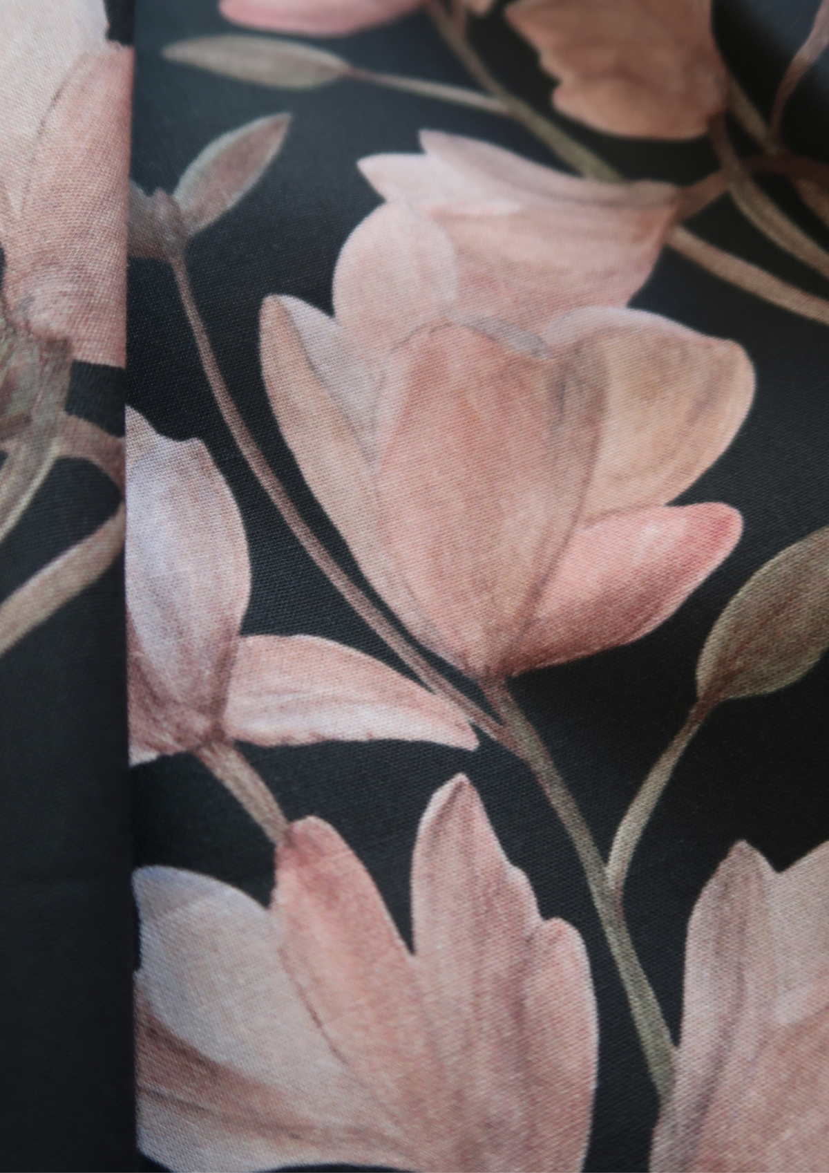 Tissu cretonne Magnolias sur fond noir
