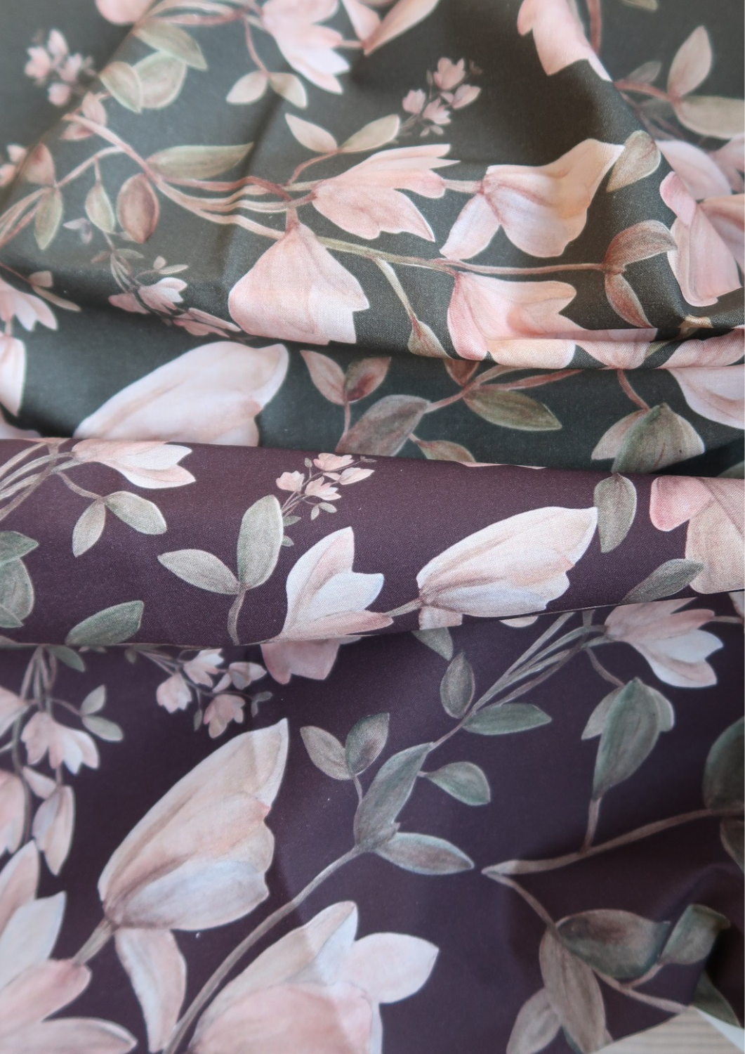 Tissu coton Magnolias fond bordeaux