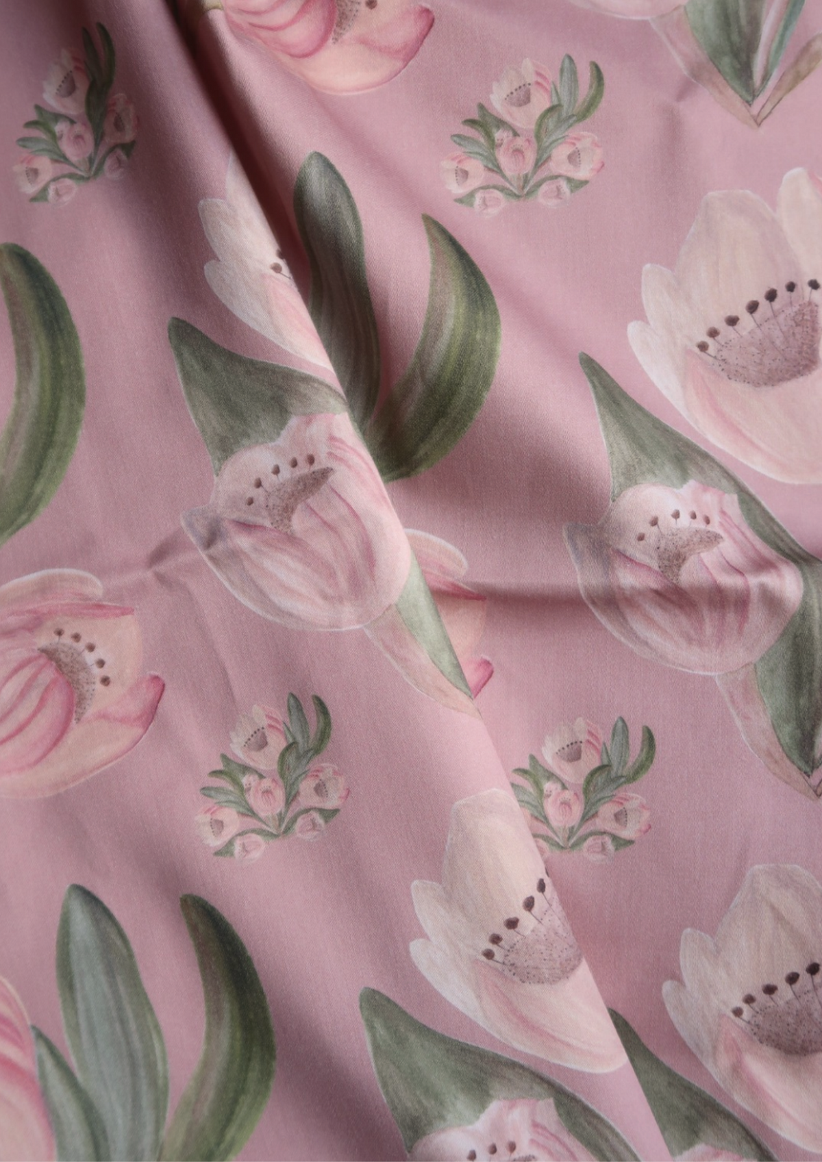 Tissu satin de coton Tulipes vieux rose fond vieux rose