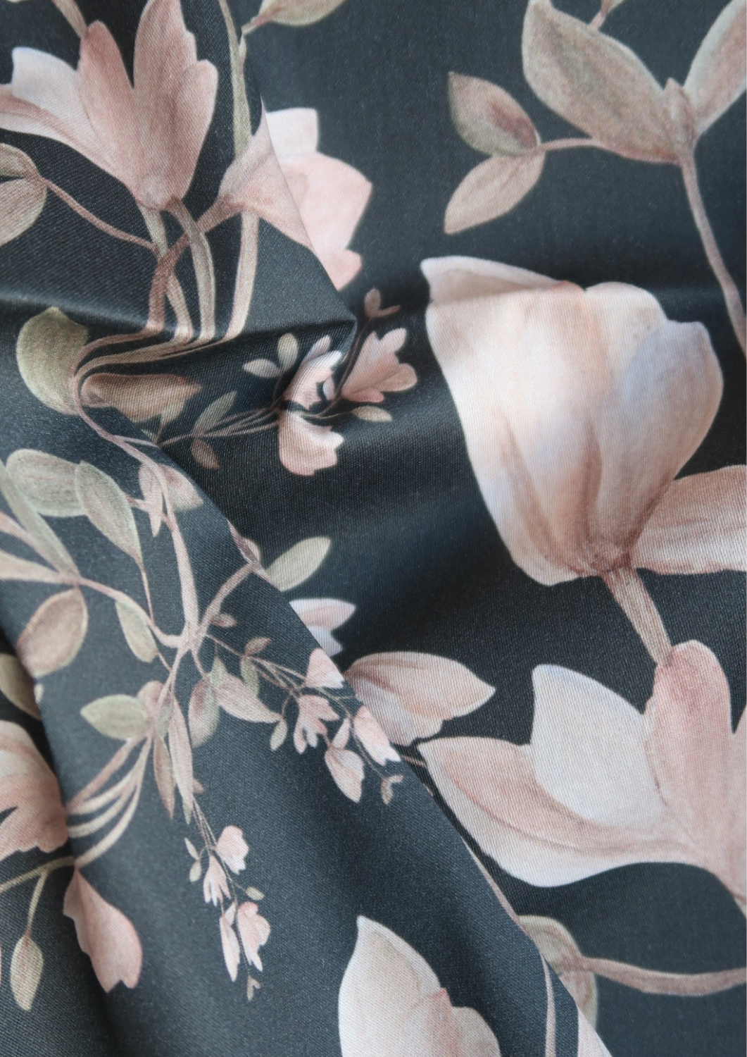 Tissu satin de coton Magnolias fond noir