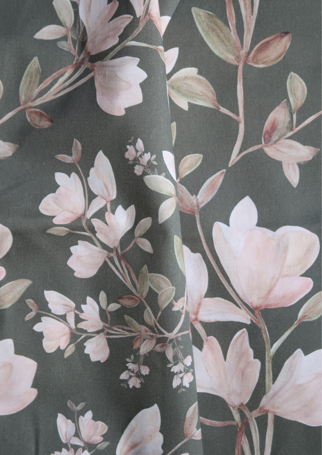 Tissu satin de coton Magnolias fond kaki