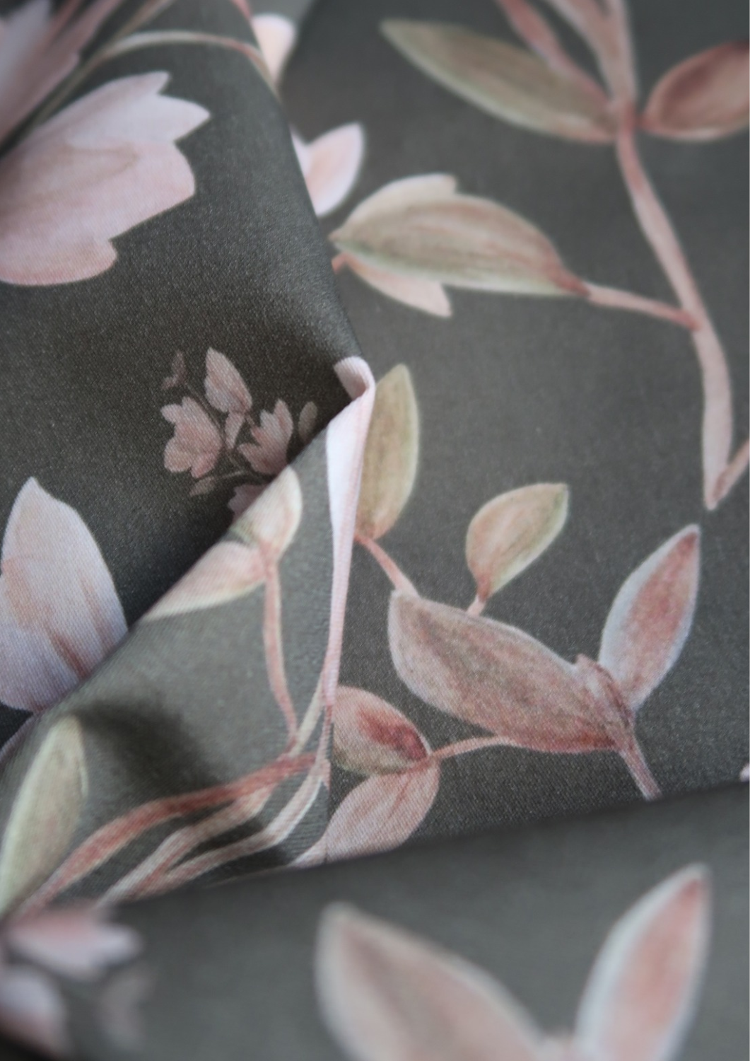 Tissu coton Magnolias fond kaki