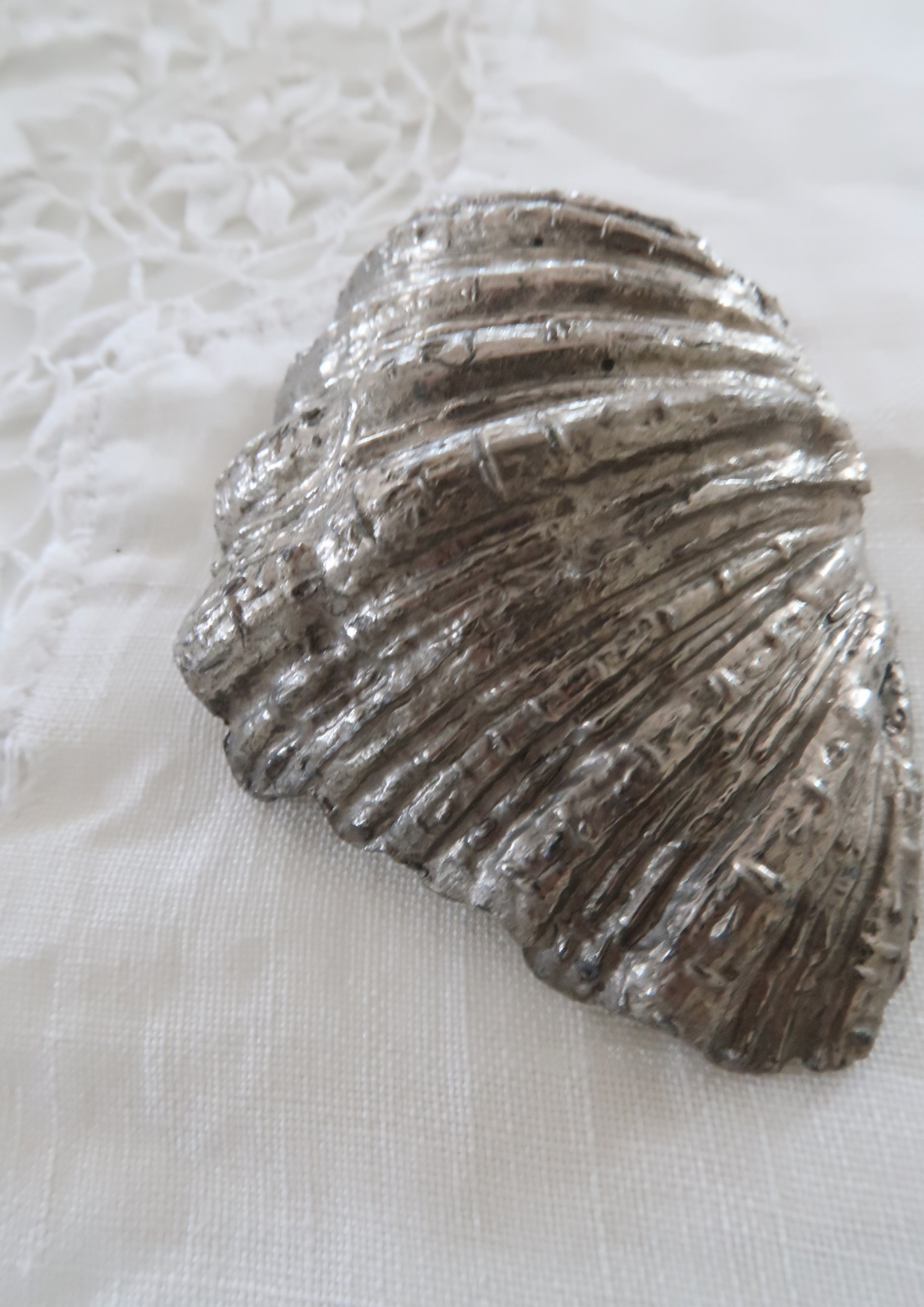 Ancien bénitier coquille en étain