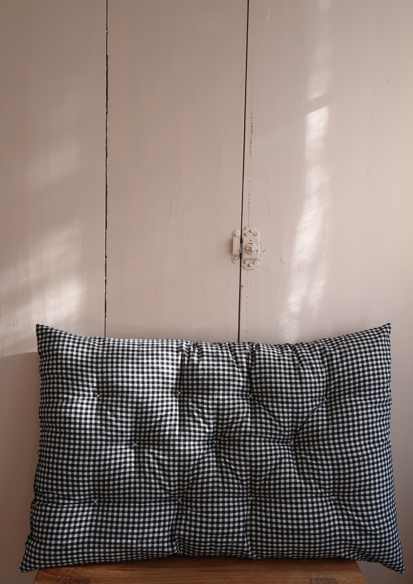 Coussin capitonné petit vichy noir 70cm