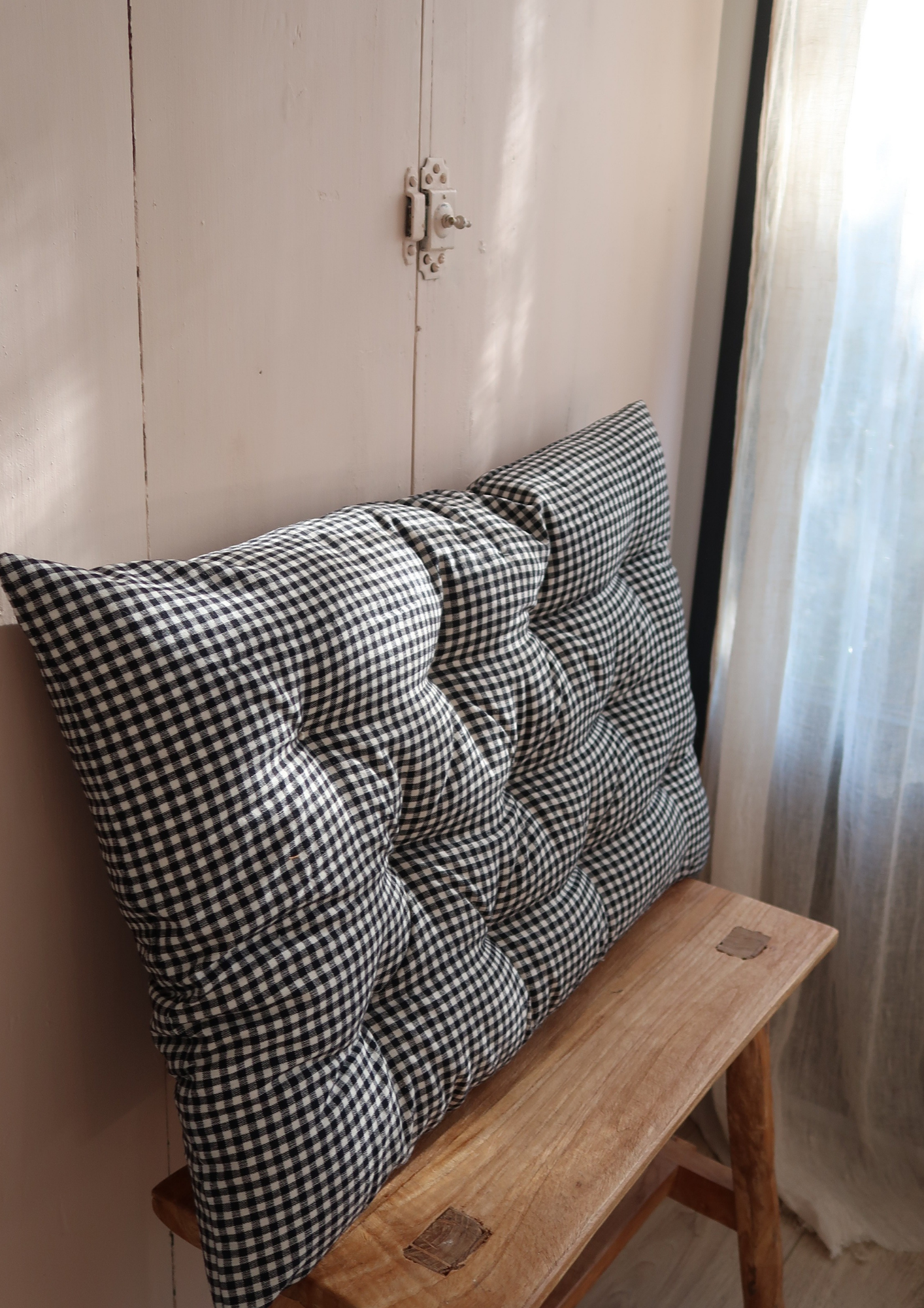 Coussin capitonné petit vichy noir 70cm