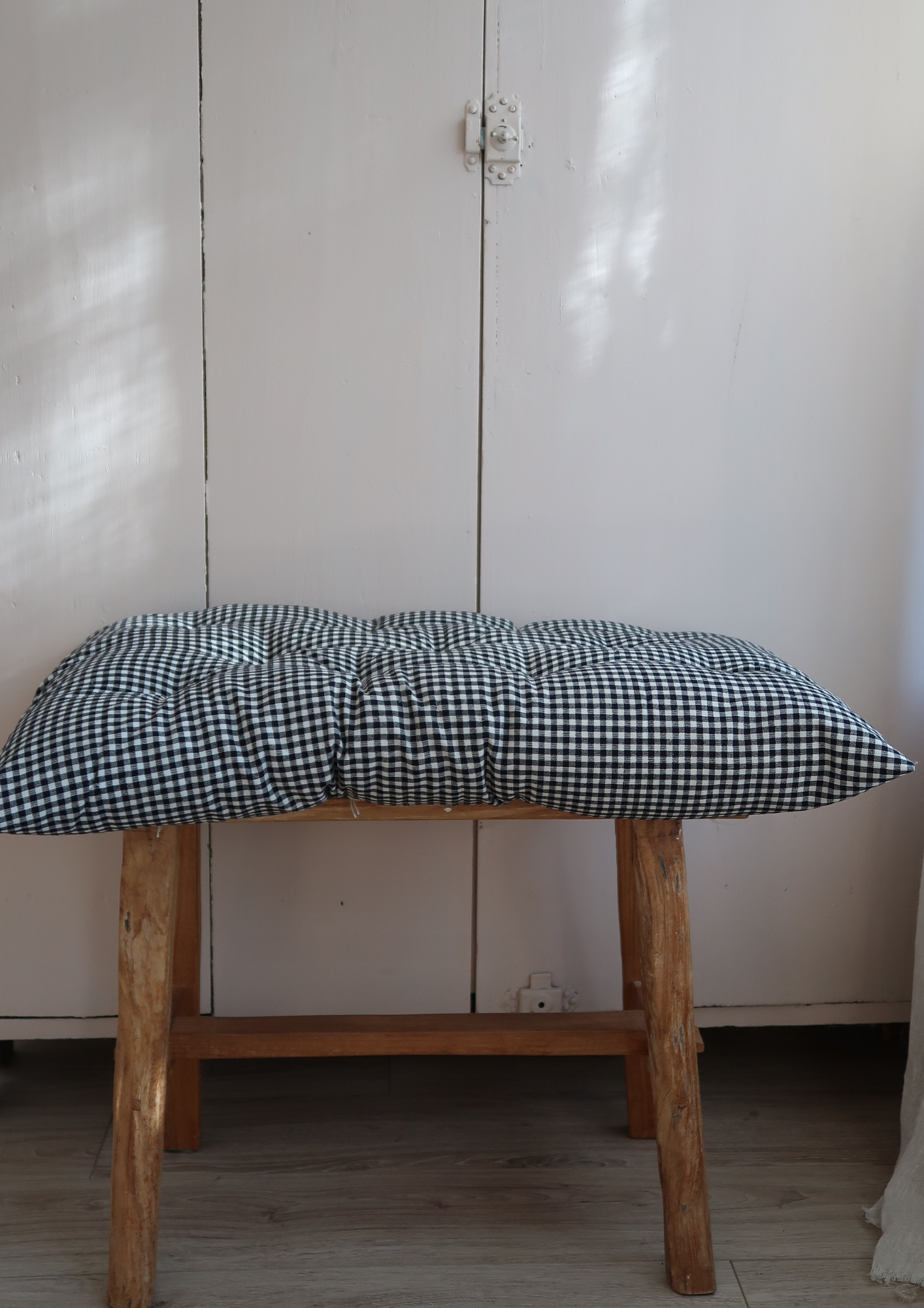 Coussin capitonné petit vichy noir 70cm