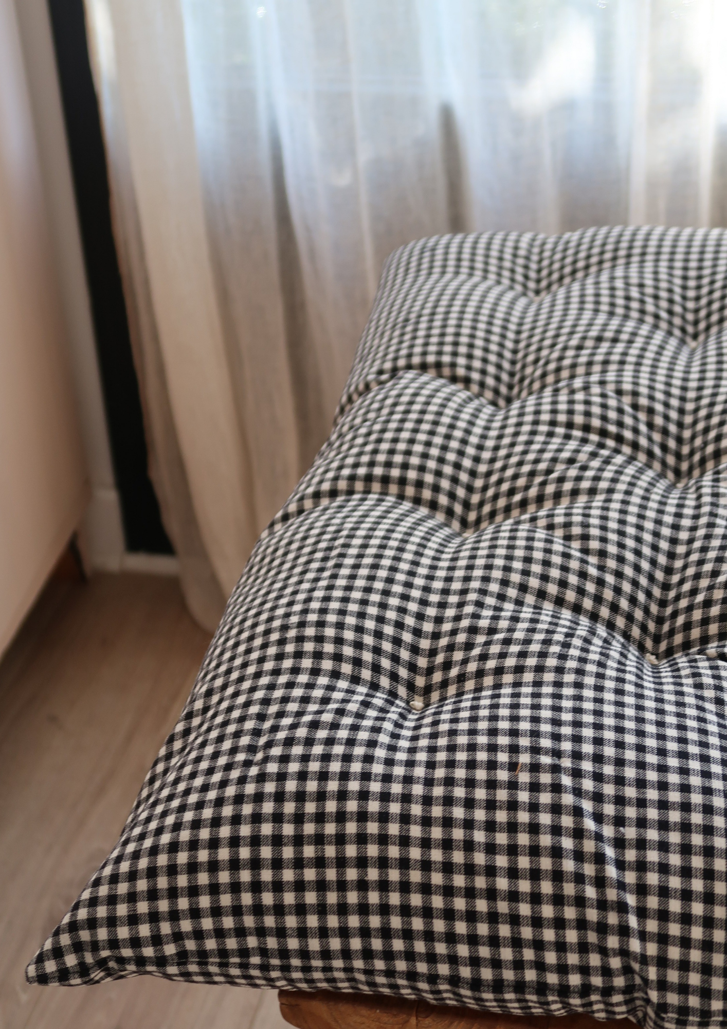 Coussin capitonné petit vichy noir 70cm