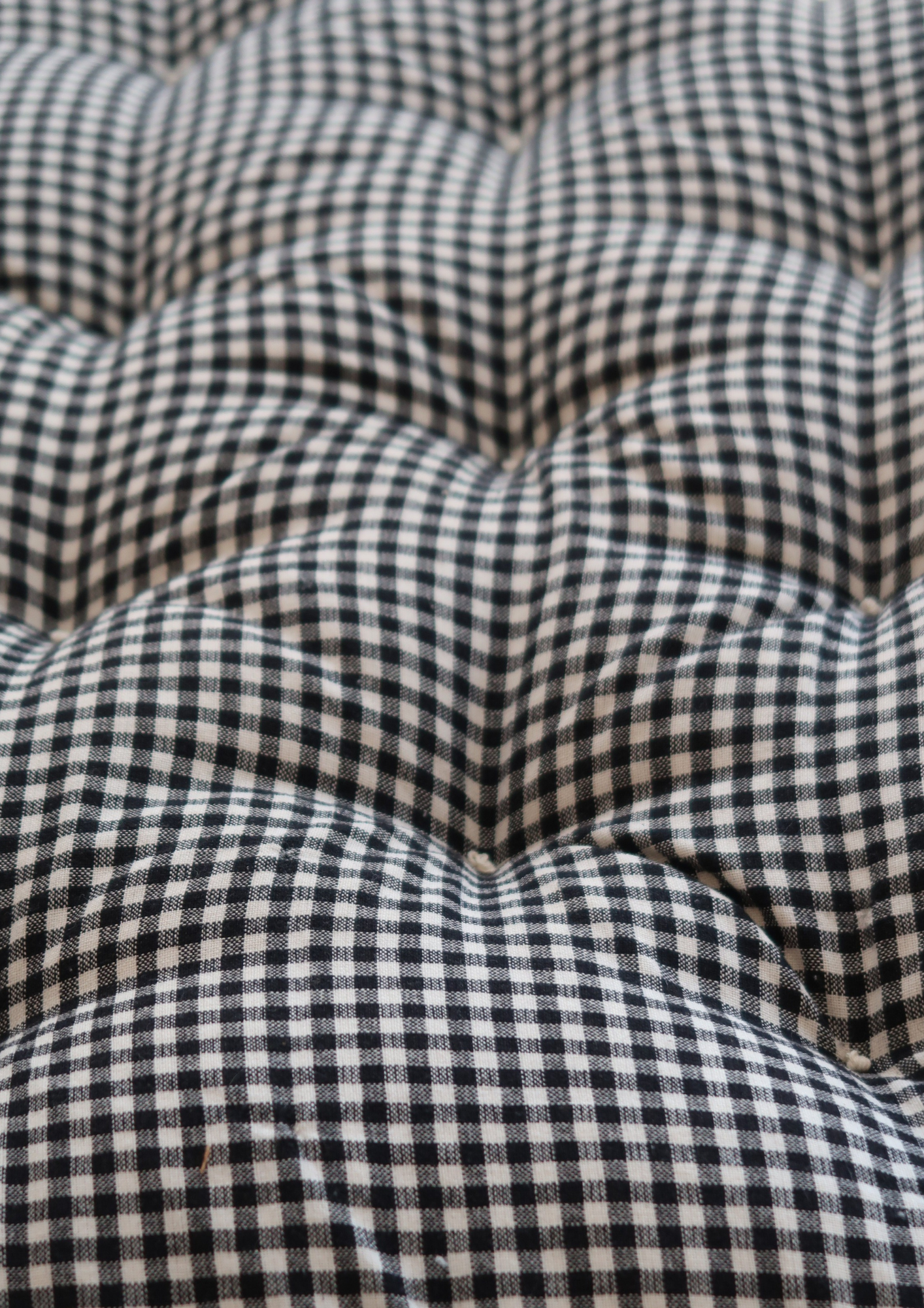 Coussin capitonné petit vichy noir 70cm