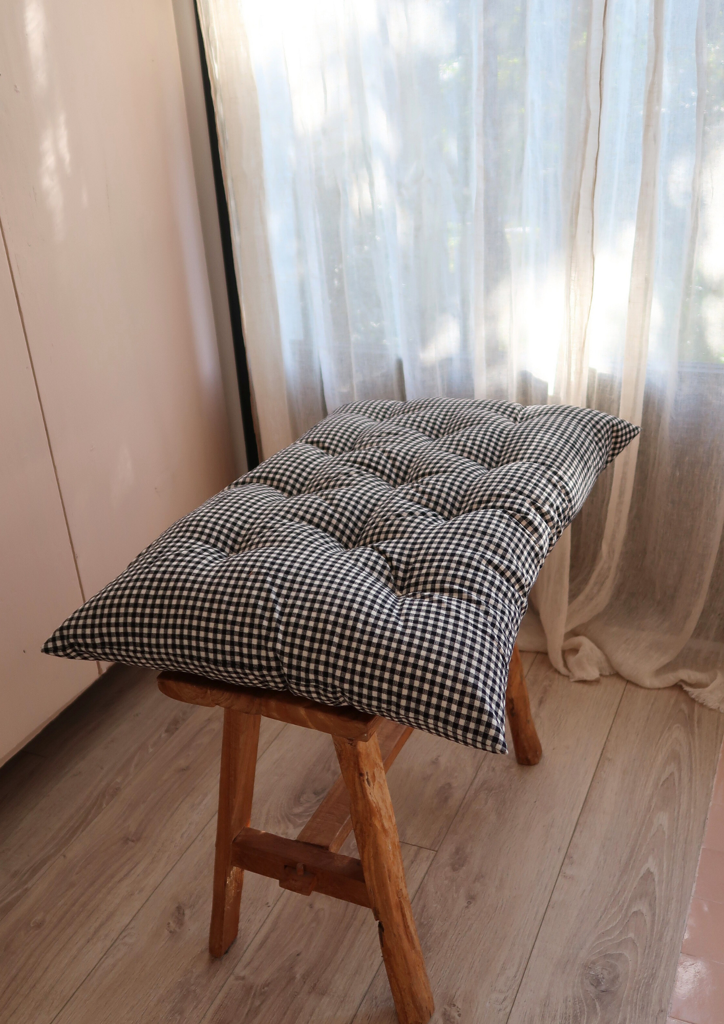 Coussin capitonné petit vichy noir 70cm