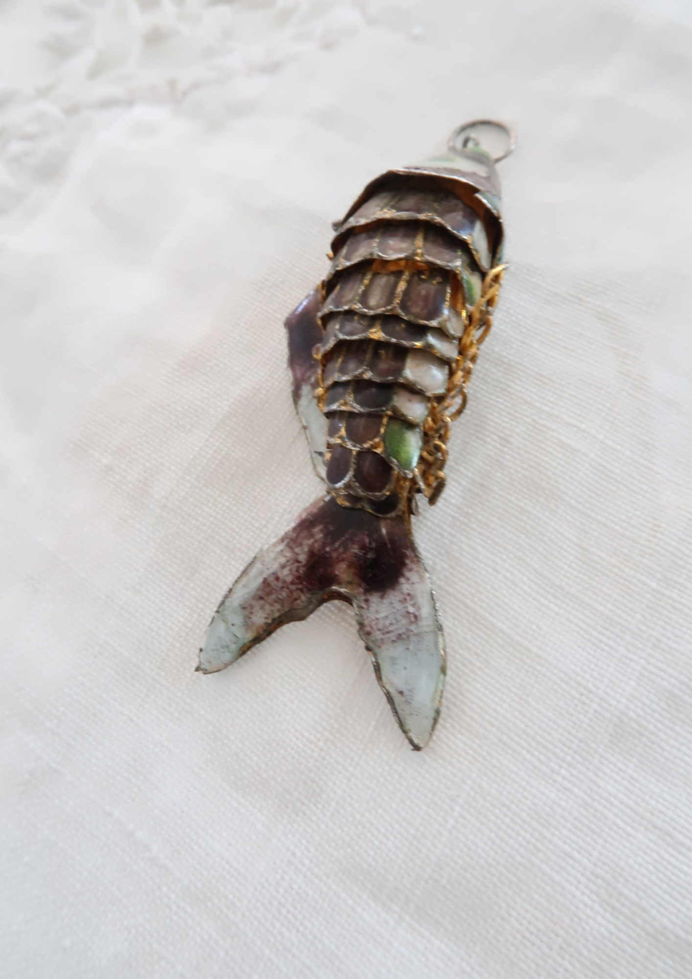 Bijou ancien Poisson articulé émaillé