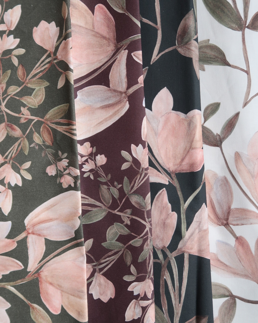Tissu satin de coton Magnolias fond kaki