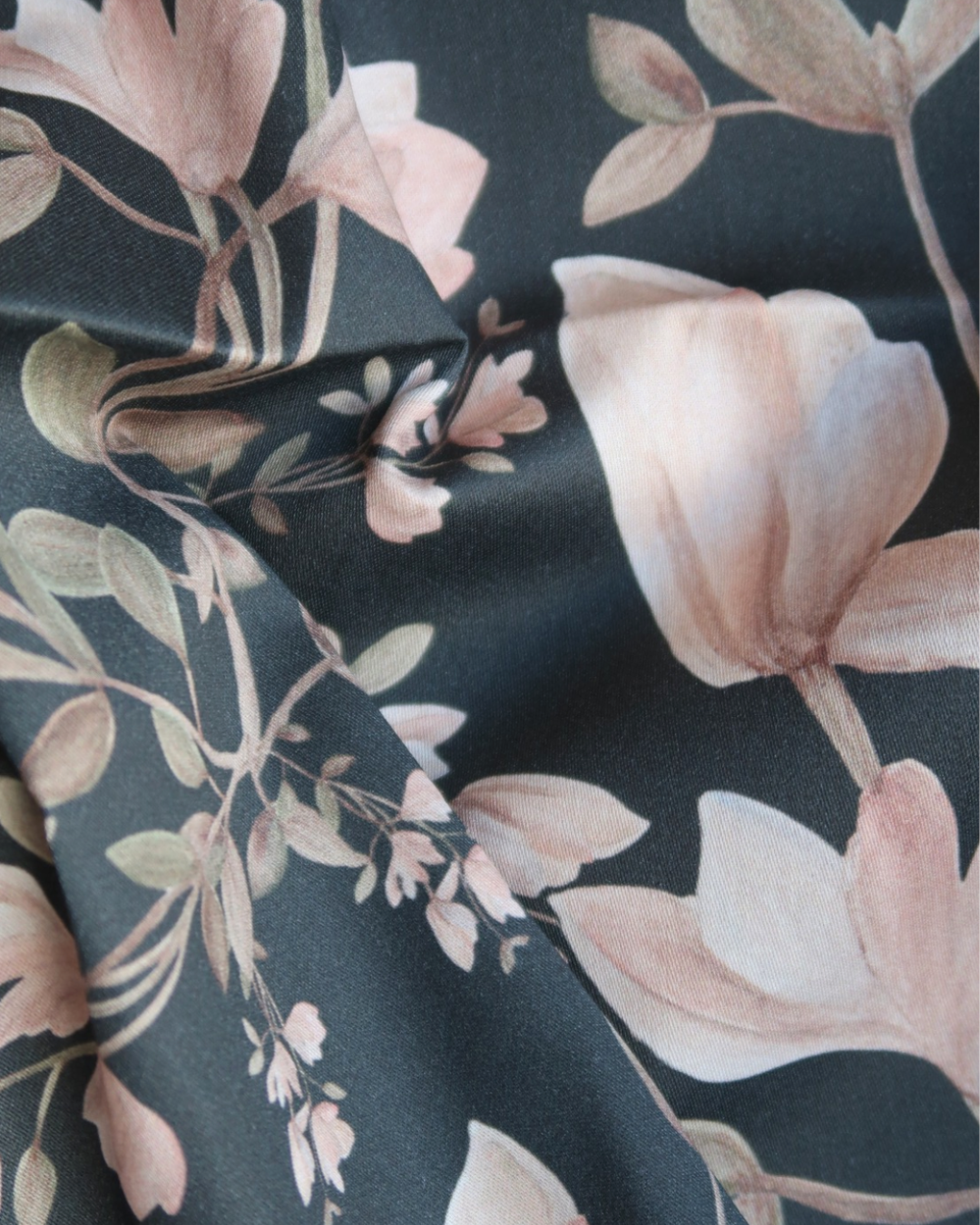 Tissu satin de coton Magnolias fond noir